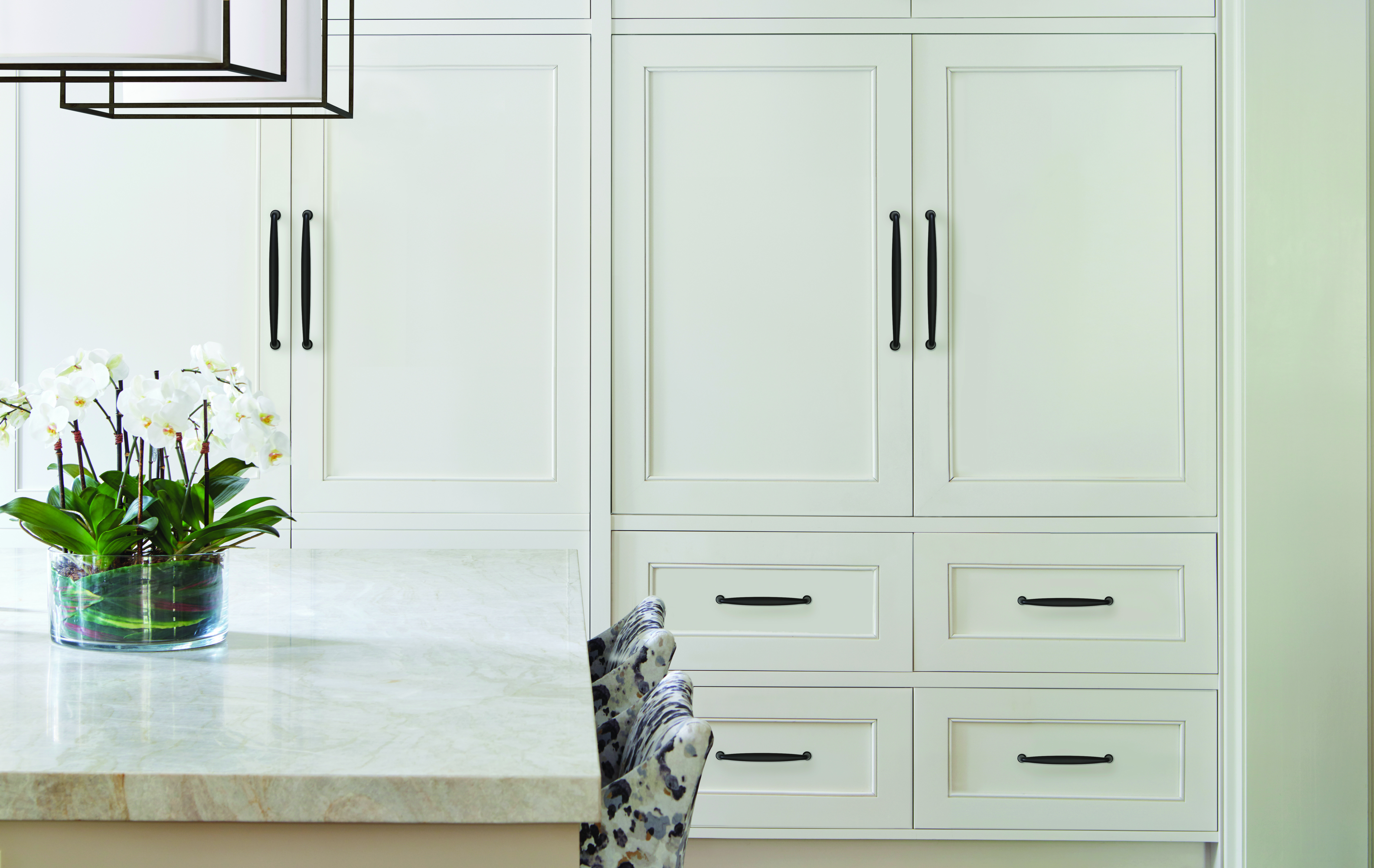 Amerock Lifestyle Black-Bronze_Appliance-Pull_Amerock_Cabinet-Hardware_Kane_BP53804BBR-BP53805BBR_Kitchen_18