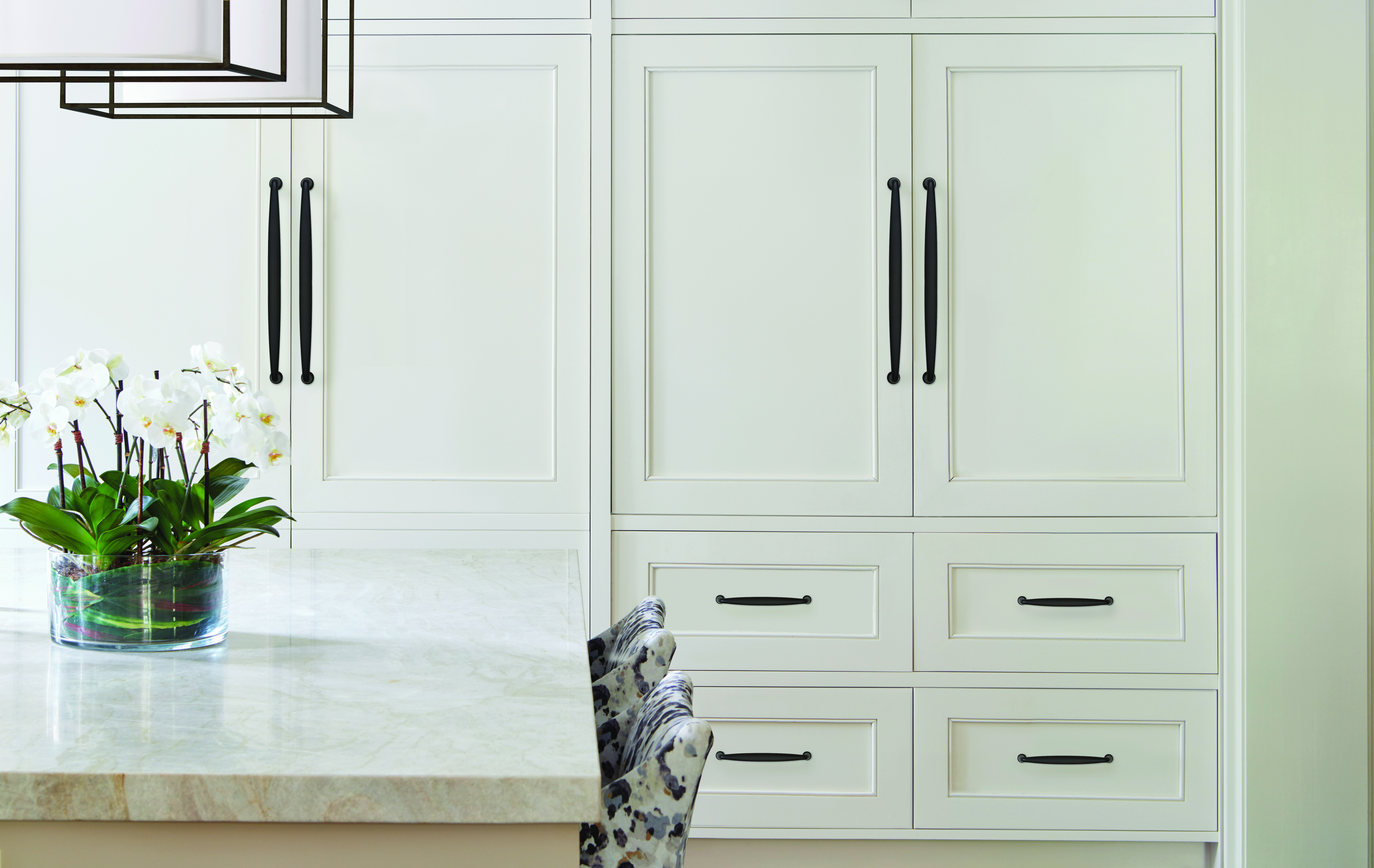 Amerock Lifestyle Black-Bronze_Appliance-Pull_Amerock_Cabinet-Hardware_Kane_BP53806BBR-BP53804BBR_Kitchen_18