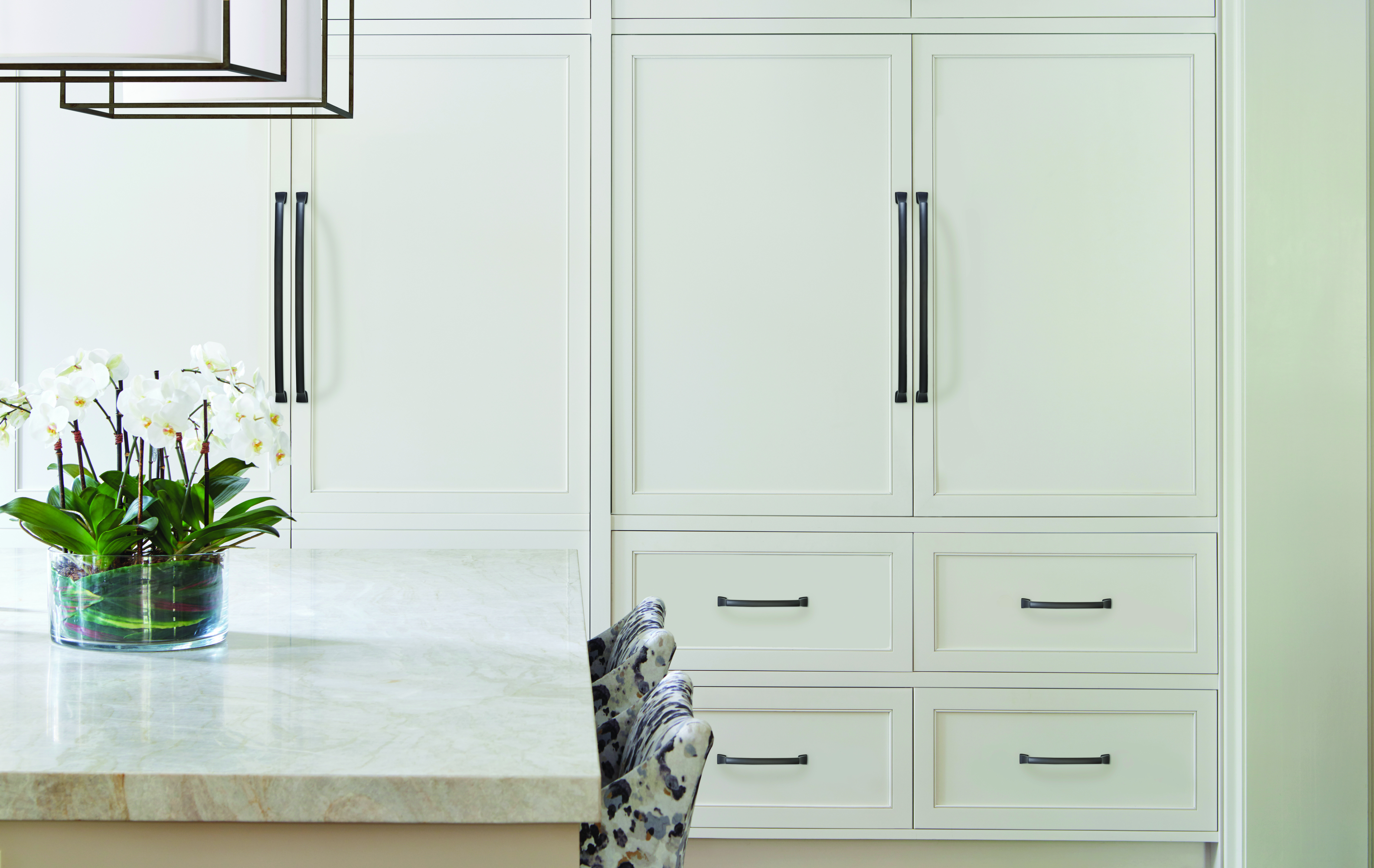 Amerock Lifestyle Black-Bronze_Appliance-Pull_Amerock_Cabinet-Hardware_Revitalize_BP55350BBR-BP55348BBR_Kitchen_18