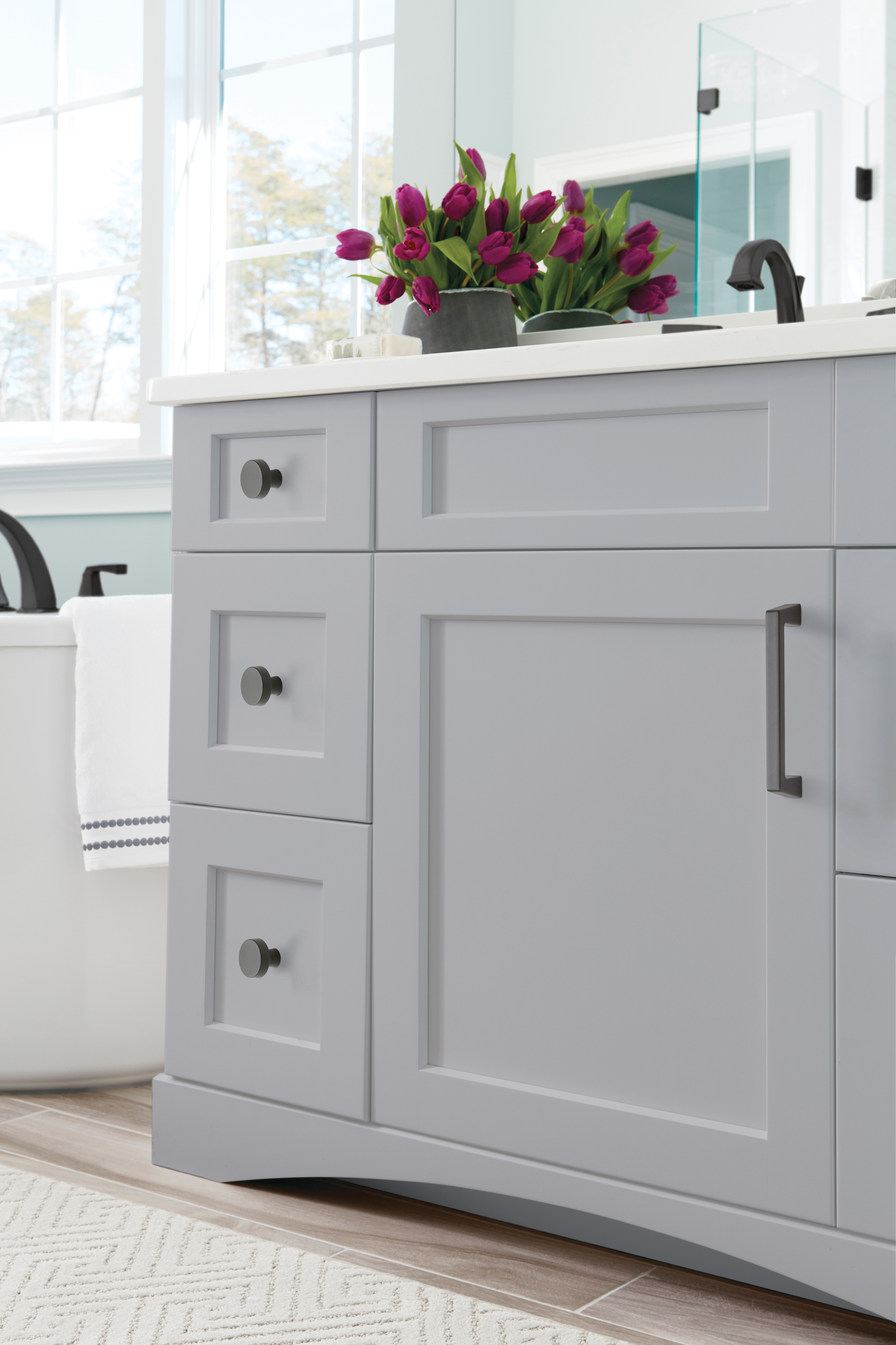 Amerock Lifestyle Black-Bronze_Knob-and-Pull_Amerock_Cabinet-Hardware_Blackrock_BP55270BBR_BP55277BBR_Lifestyle_Bathroom_19_2