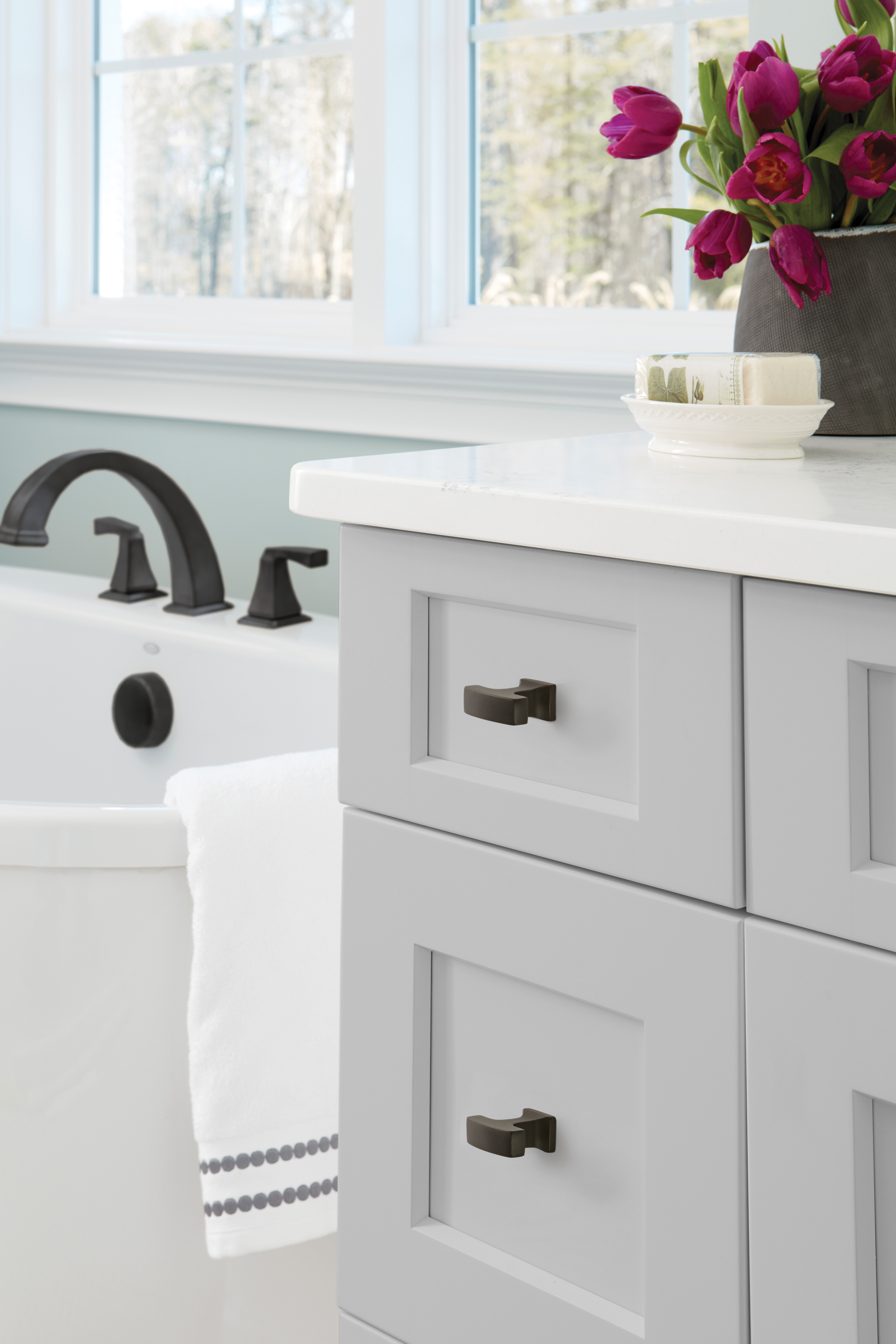 Amerock Lifestyle Black-Bronze_Knob_Amerock_Cabinet-Hardware_Westerly_BP53717BBR_Lifestyle_Bathroom_19-2