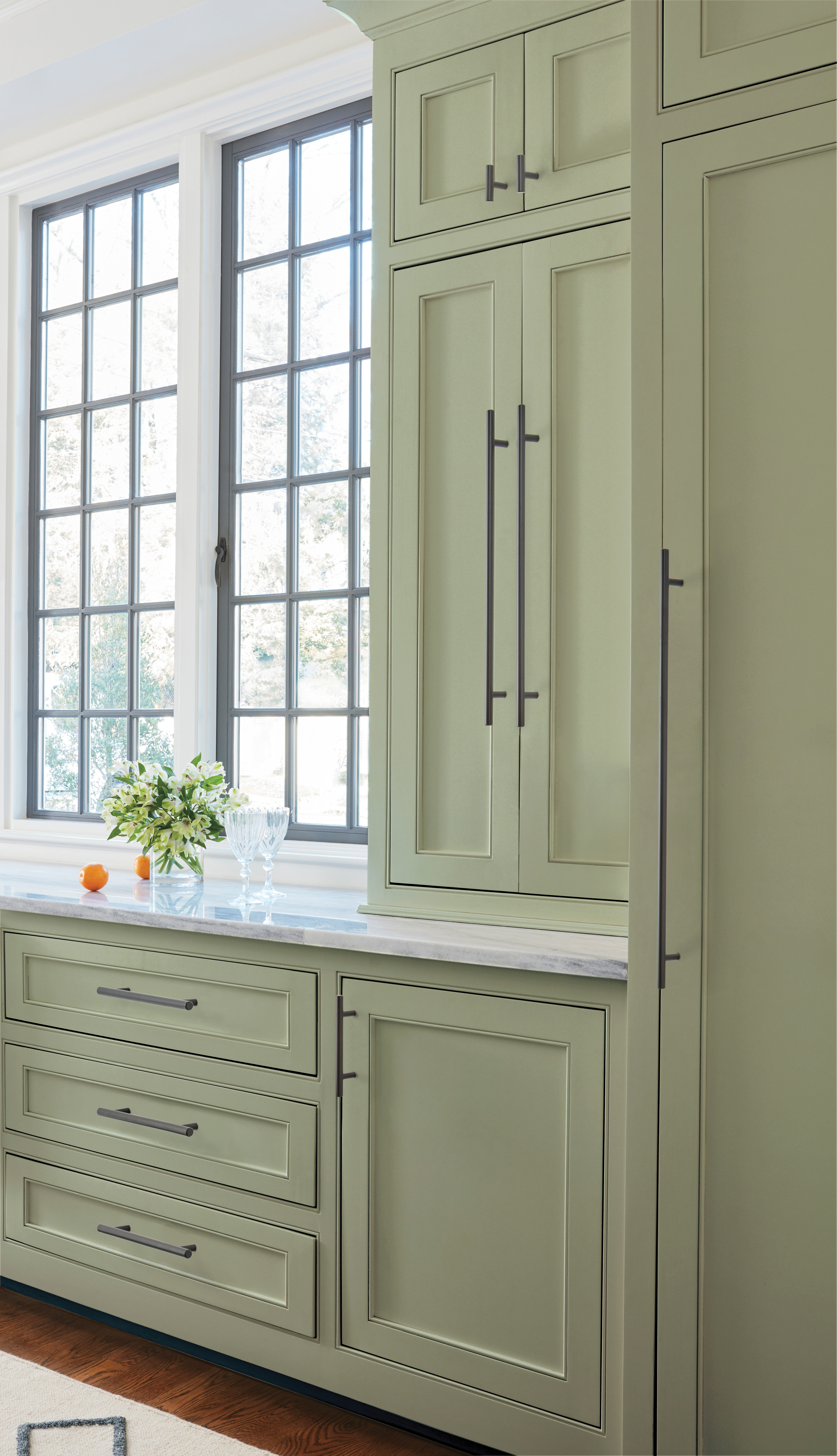 Amerock Lifestyle Black-Bronze_Knobs-and-Pulls_Amerock_Cabinet-Hardware_Bar-Pulls_BP19009BBR_BP40516BBR_BP40517BBR_BP19014BBR_BP19016BBR_Lifestyle_Kitchen_19_2