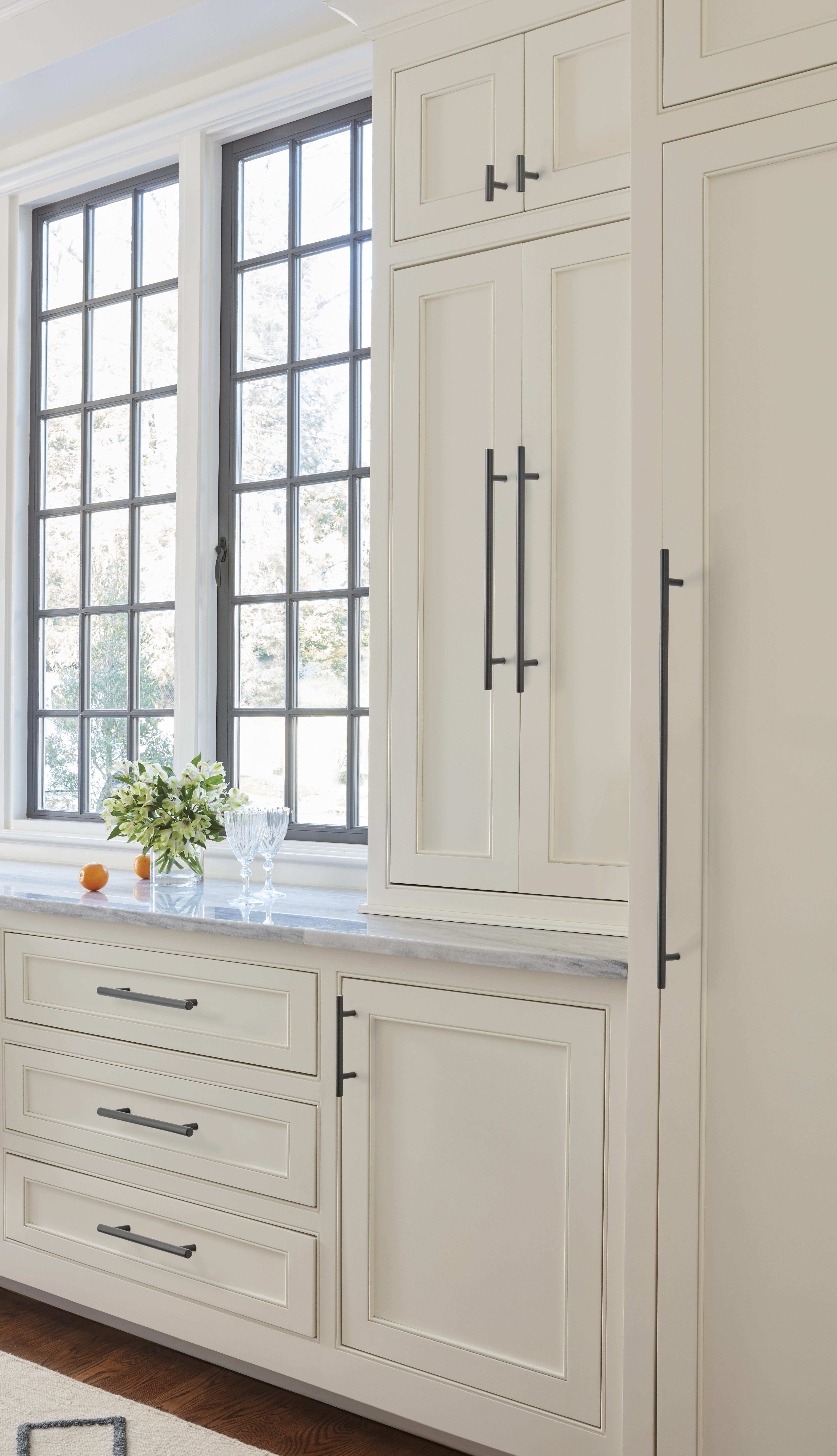 Amerock Lifestyle Black-Bronze_Knobs-and-Pulls_Amerock_Cabinet-Hardware_Bar-Pulls_BP19009BBR_BP40516BBR_BP40517BBR_BP40519BBR_BP19016BBR_Lifestyle_Kitchen_19