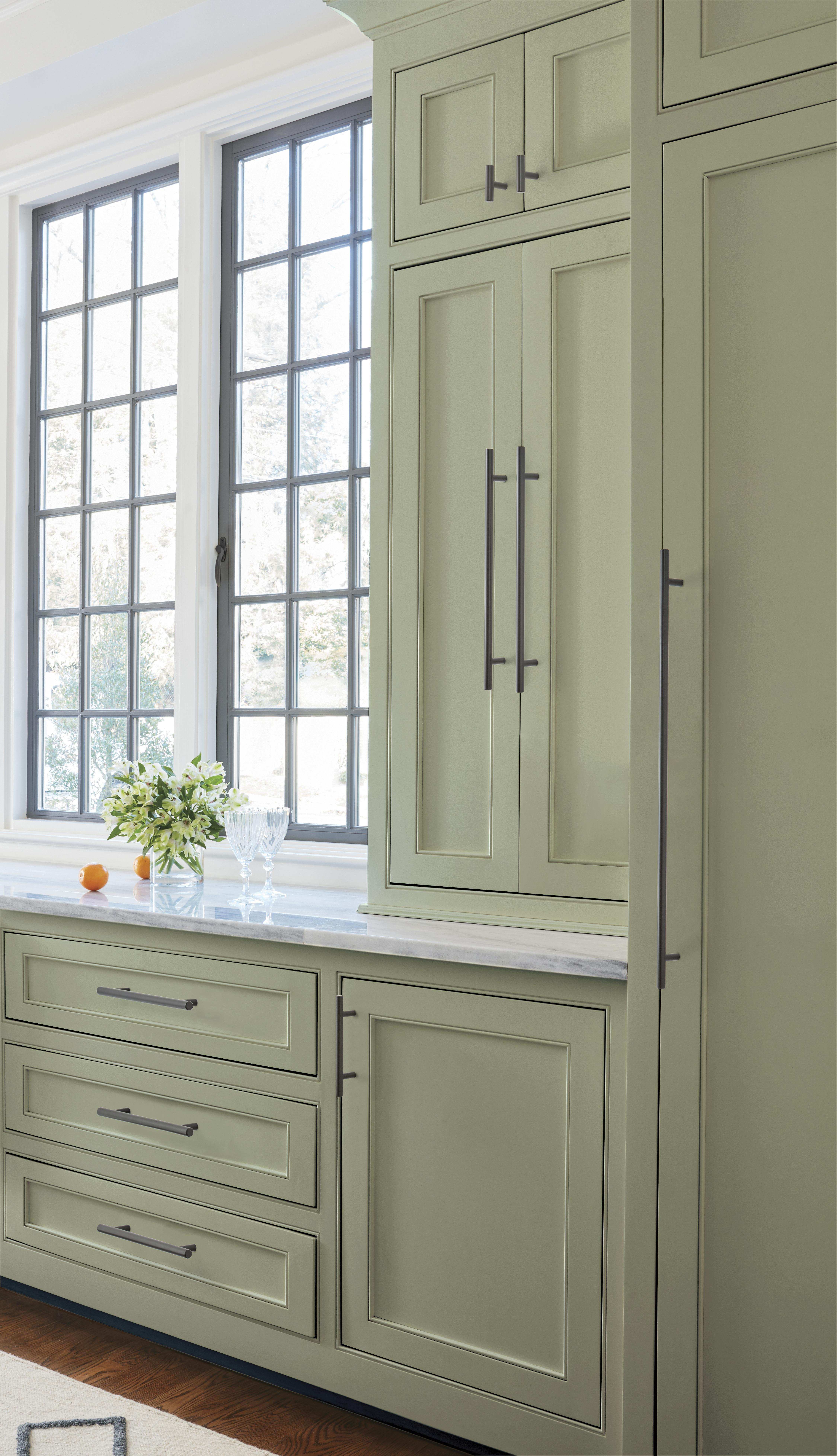 Amerock Lifestyle Black-Bronze_Knobs-and-Pulls_Amerock_Cabinet-Hardware_Bar-Pulls_BP19009BBR_BP40516BBR_BP40517BBR_BP40519BBR_BP19016BBR_Lifestyle_Kitchen_19_2