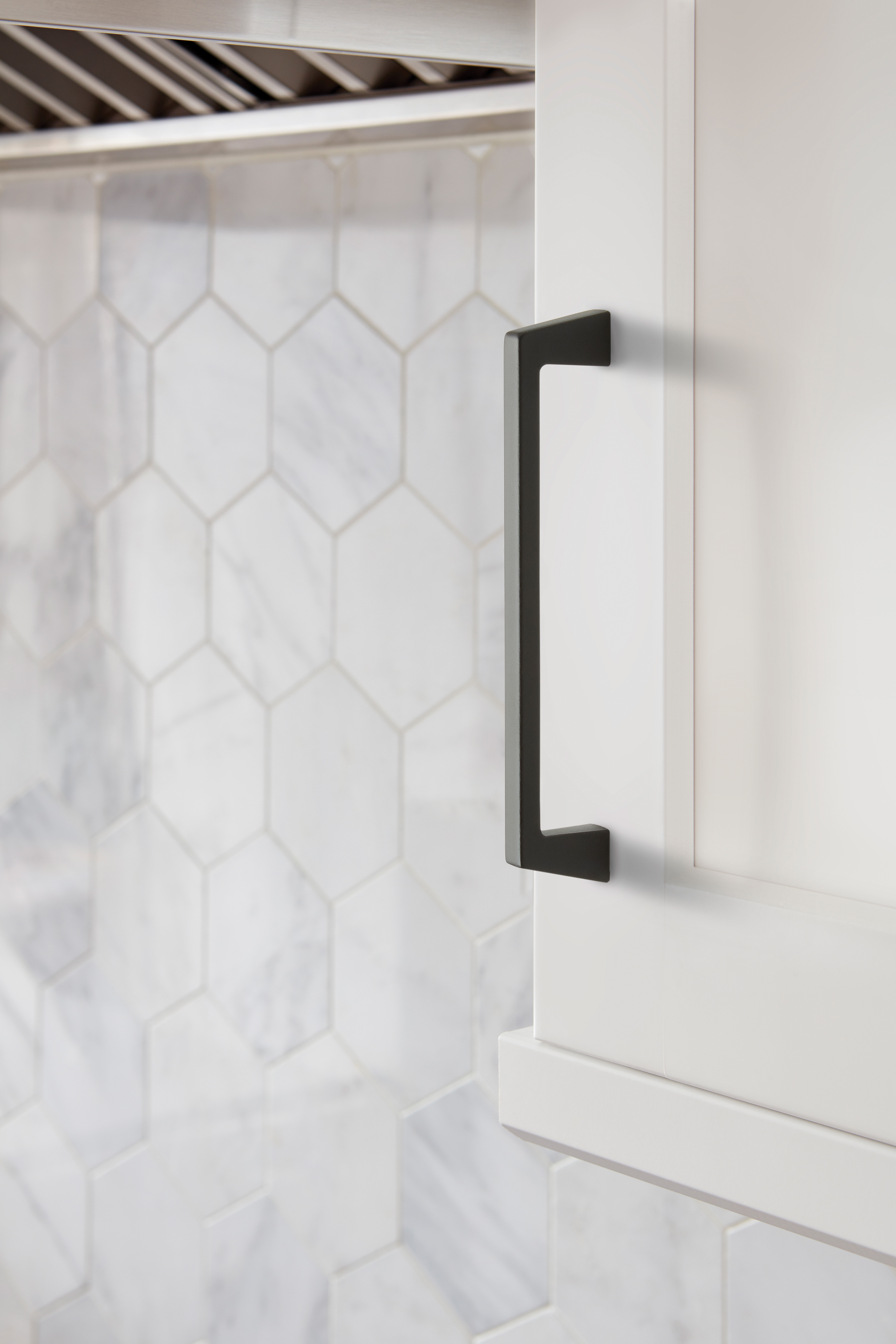 Amerock Lifestyle Black-Bronze_Pull_Amerock_Cabinet-Hardware_Blackrock_BP55278BBR_Lifestyle_Kitchen_19