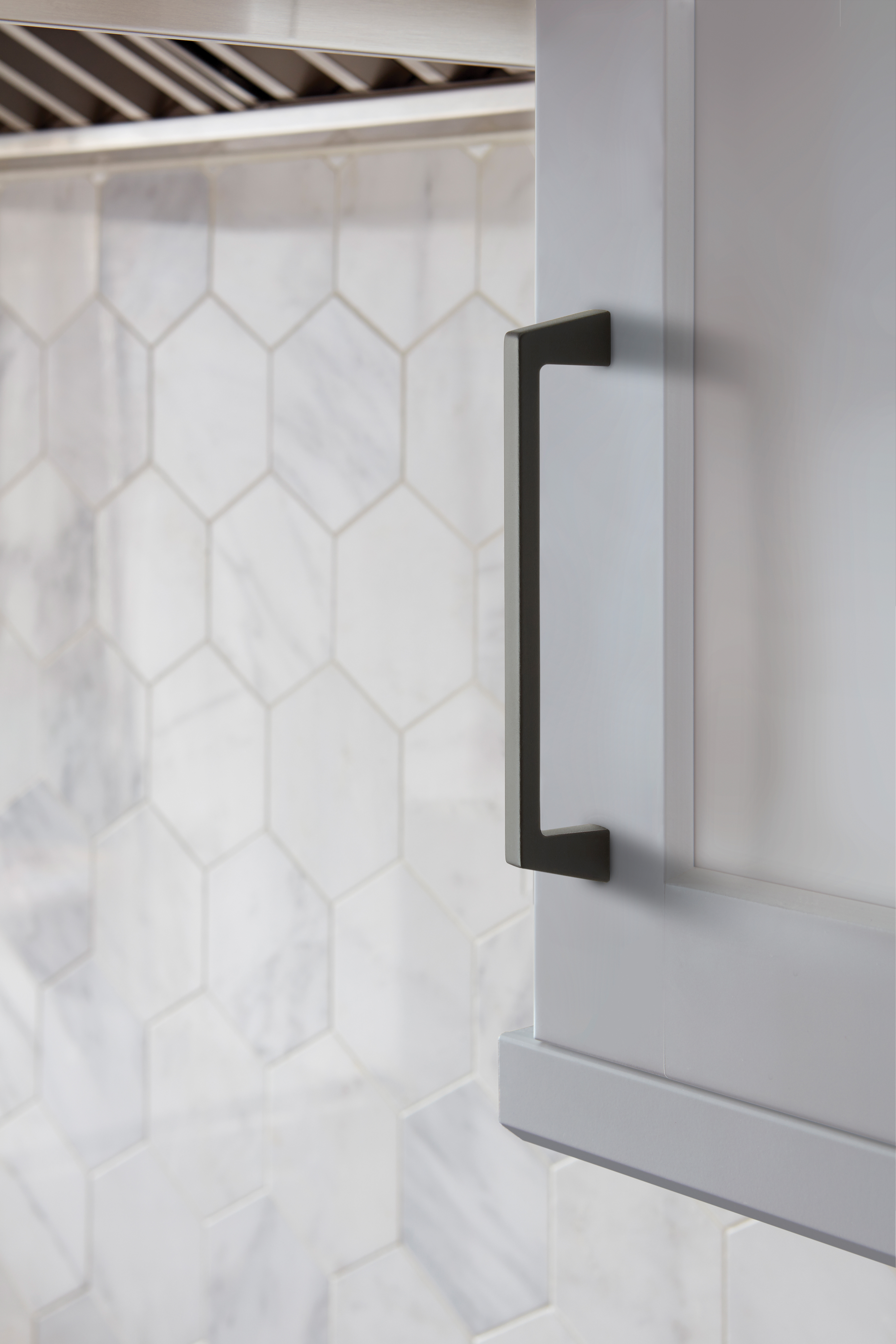 Amerock Lifestyle Black-Bronze_Pull_Amerock_Cabinet-Hardware_Blackrock_BP55278BBR_Lifestyle_Kitchen_19_2