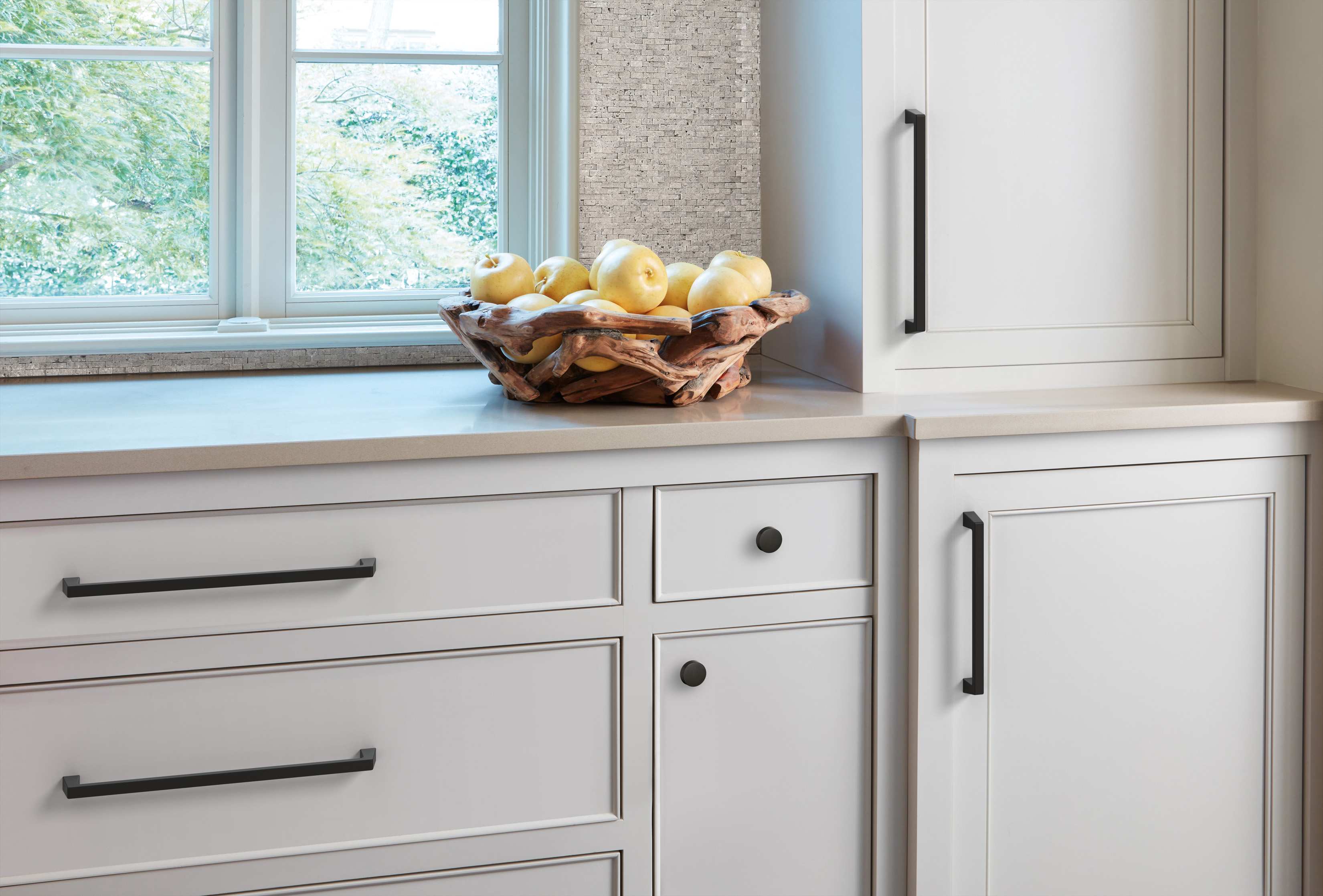 Amerock Lifestyle Black-Bronze_Pull_Amerock_Cabinet-Hardware_Blackrock_BP55282BBR_Kitchen_23