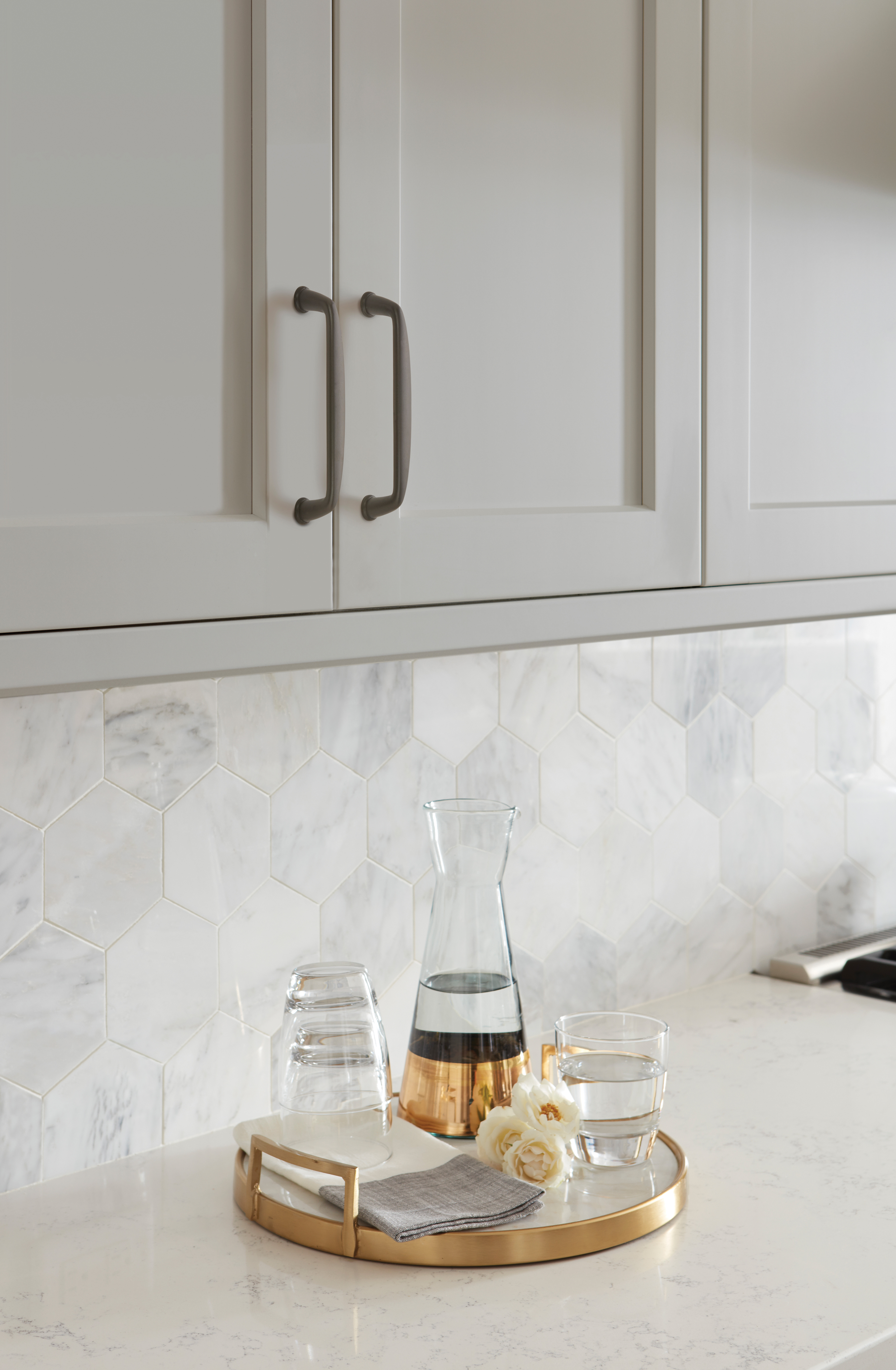 Amerock Lifestyle Black-Bronze_Pull_Amerock_Cabinet-Hardware_Kane_BP53802BBR_Lifestyle_Kitchen_19-2