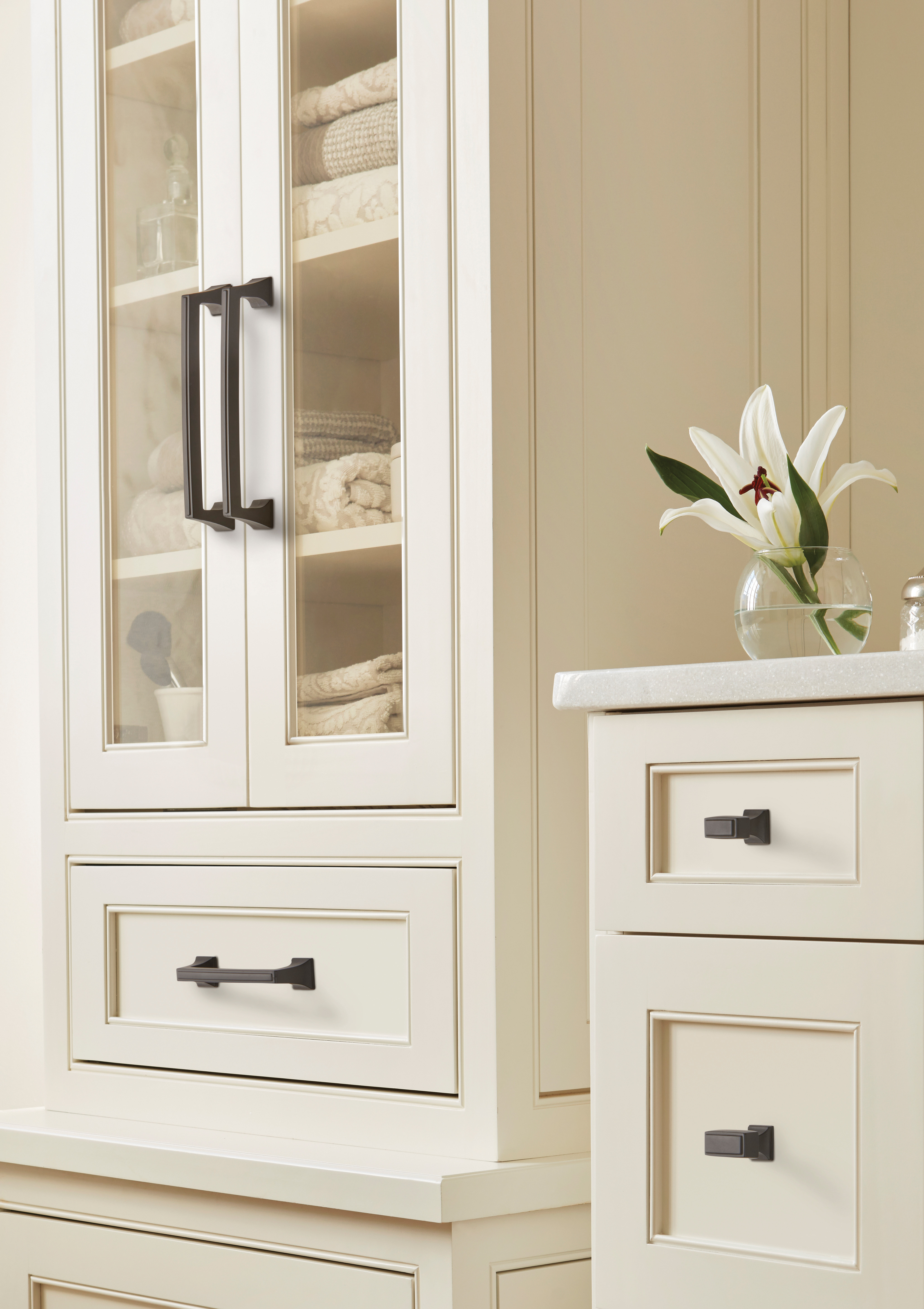 Amerock Lifestyle Black-Bronze_Pull_Amerock_Cabinet-Hardware_Mulholland_BP53031BBR_Lifestyle_Bathroom_19-1