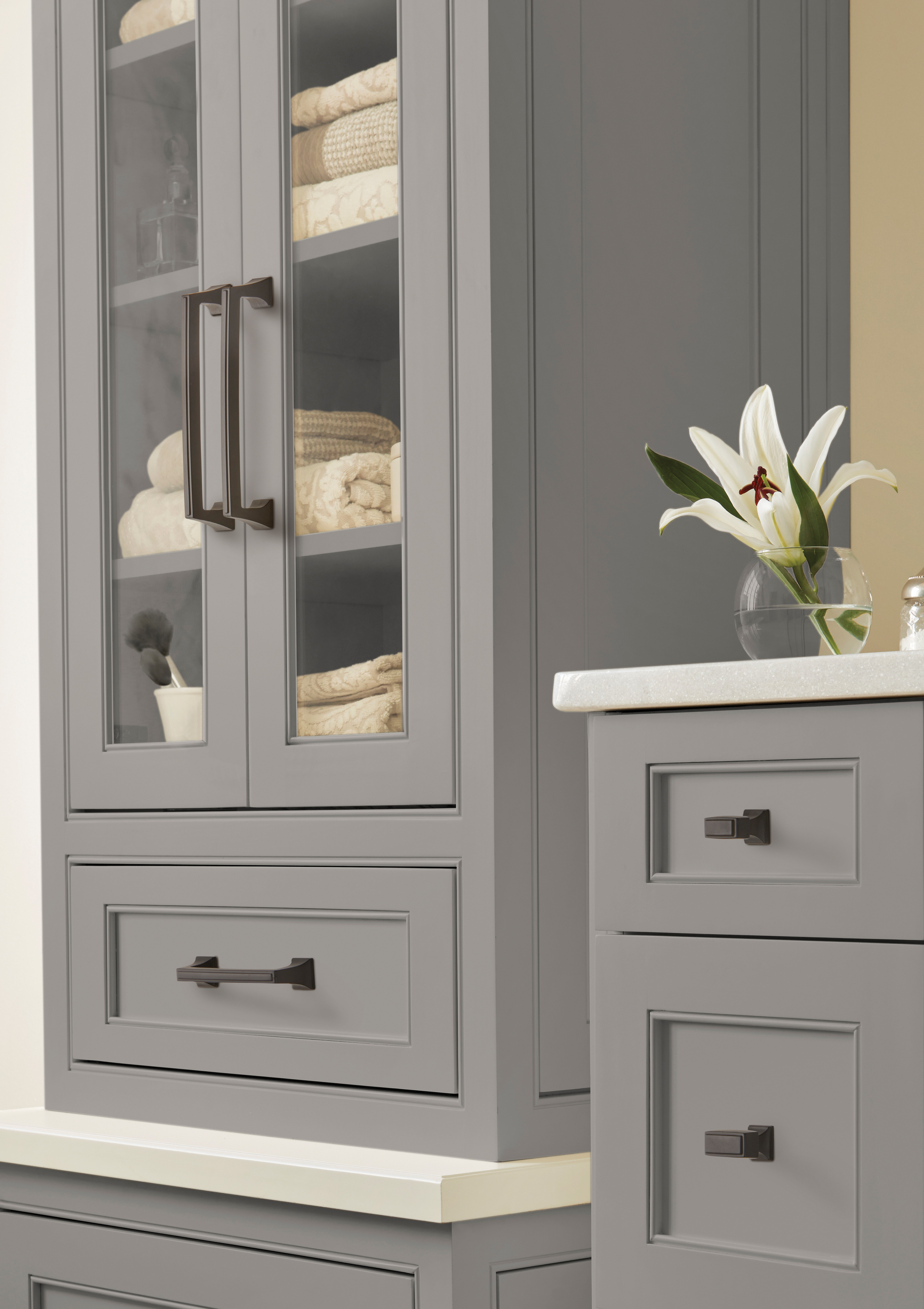 Amerock Lifestyle Black-Bronze_Pull_Amerock_Cabinet-Hardware_Mulholland_BP53530BBR_Lifestyle_Bathroom_19-2