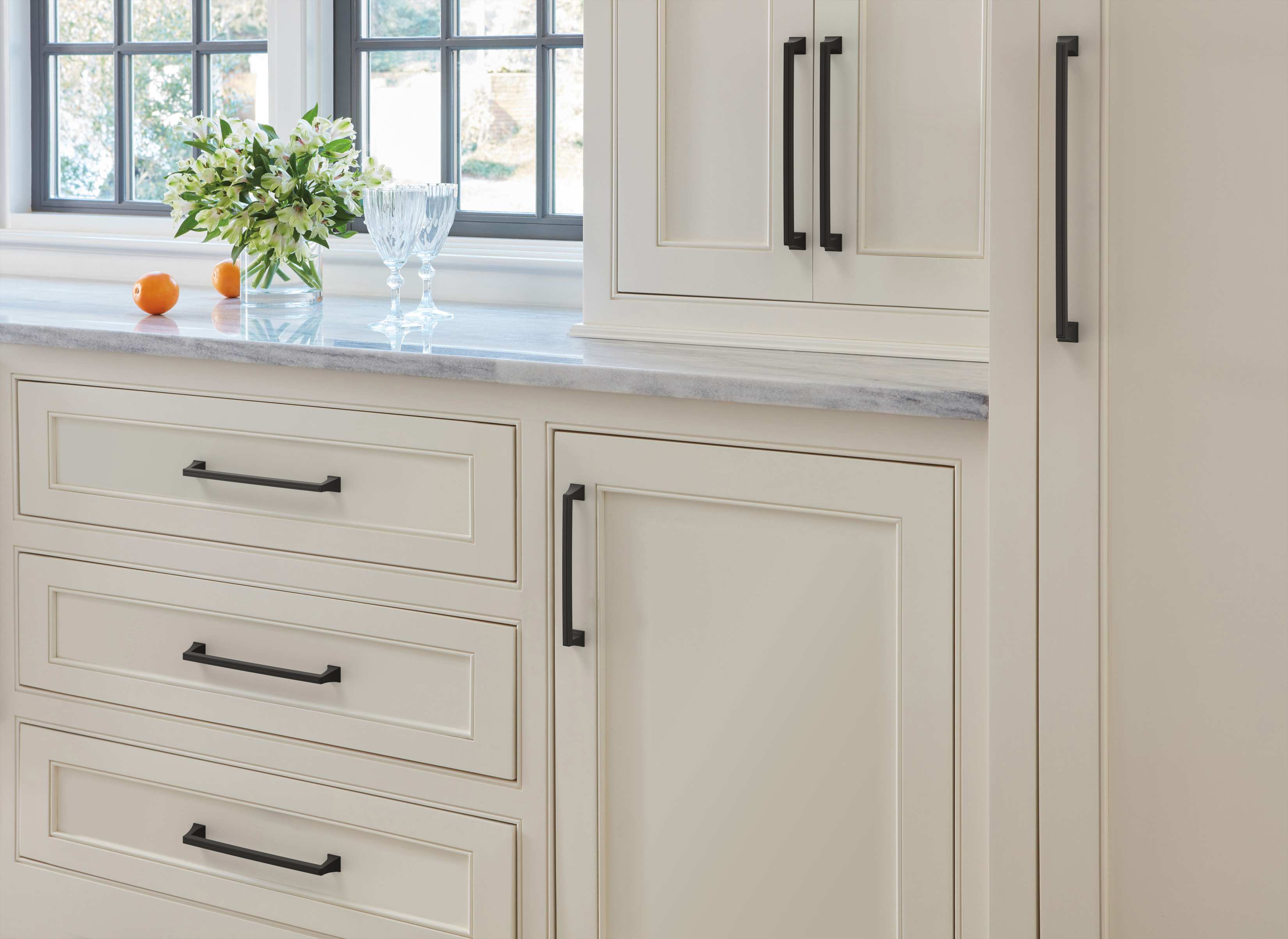 Amerock Lifestyle Black-Bronze_Pull_Amerock_Cabinet-Hardware_Mulholland_BP53537BBR_Kitchen_23