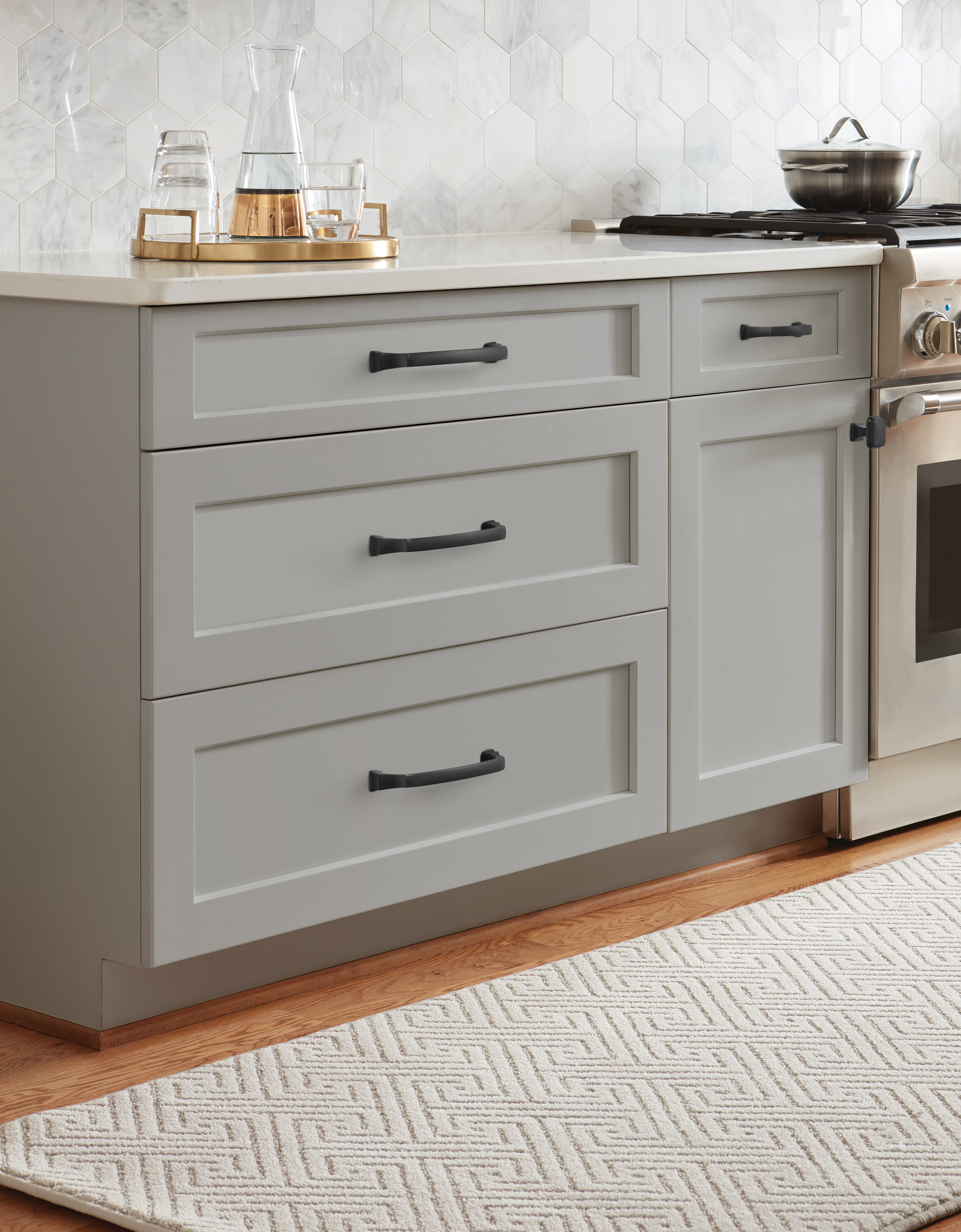 Amerock Lifestyle Black-Bronze_Pull_Amerock_Cabinet-Hardware_Revitalize_BP55347BBR_Lifestyle_Kitchen_19-2