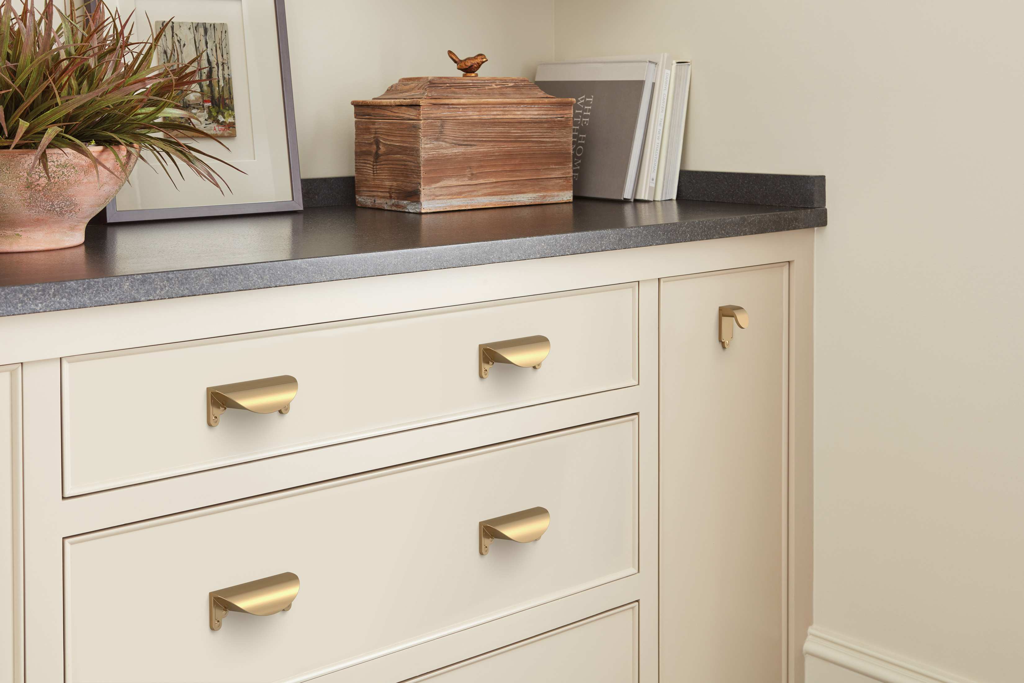 Amerock Lifestyle Champagne-Bronze_Cup-Pull_Allison-by-Amerock_Cabinet-Hardware_Inspirations_BP1592CZ_Kitchen_22