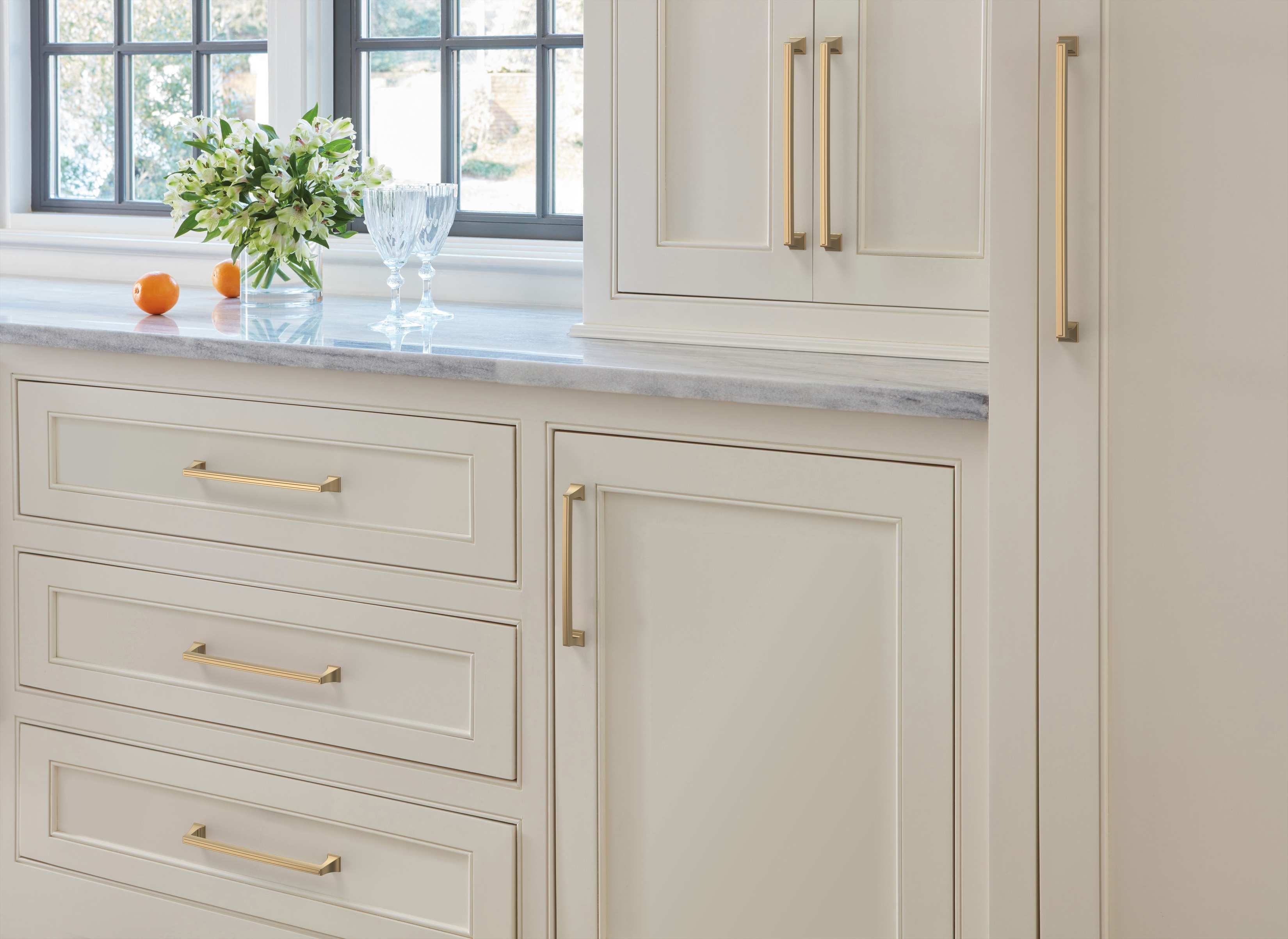 Amerock Lifestyle Champagne-Bronze_Pull_Amerock_Cabinet-Hardware_Mulholland_BP53537CZ_Kitchen_23