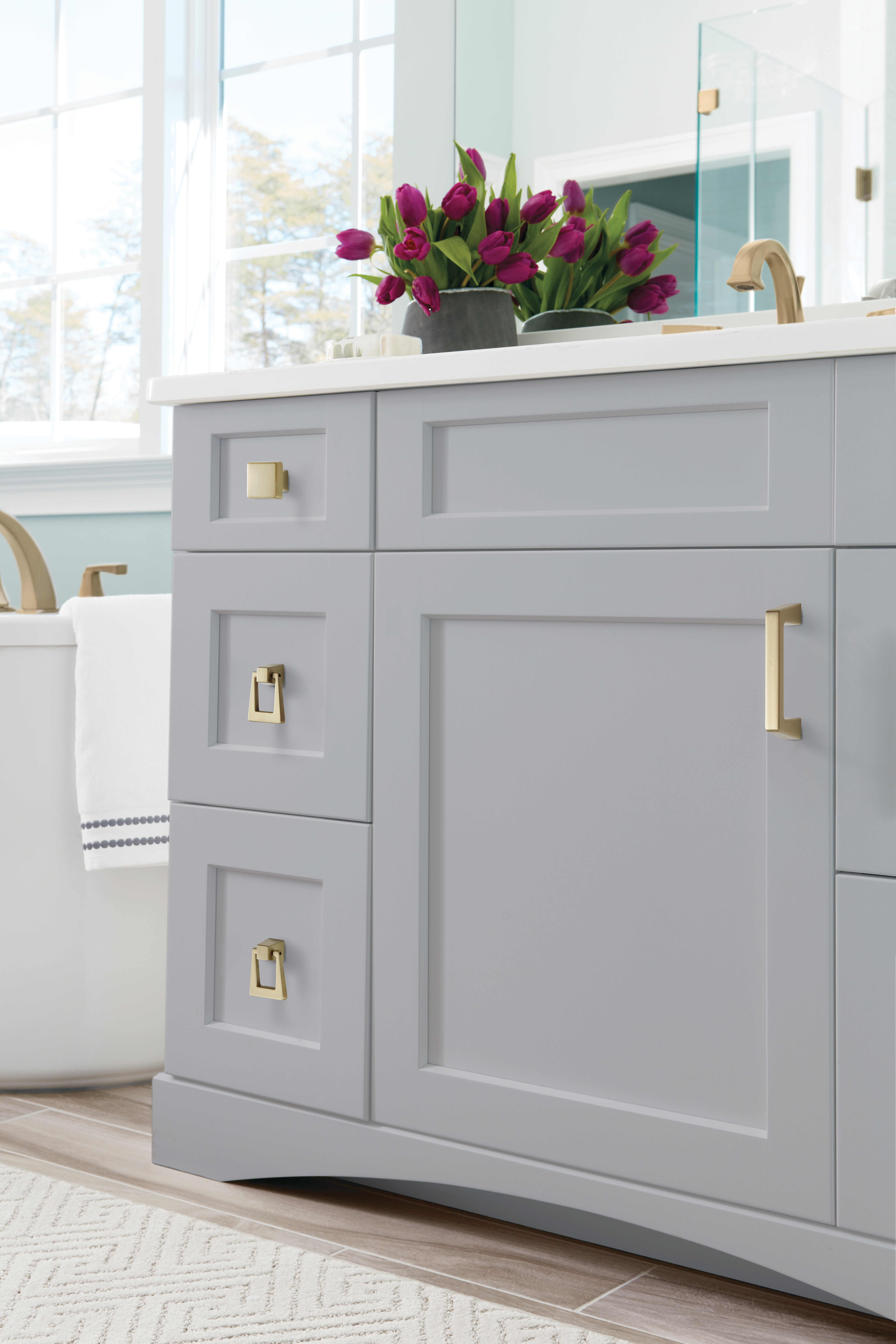 Amerock Lifestyle Golden-Champagne_Knob-and-Pendants-and-Pull_Amerock_Cabinet-Hardware_Blackrock_BP55271BBZ_BP55274BBZ_BP55275BBZ_Lifestyle_Bathroom_19_2