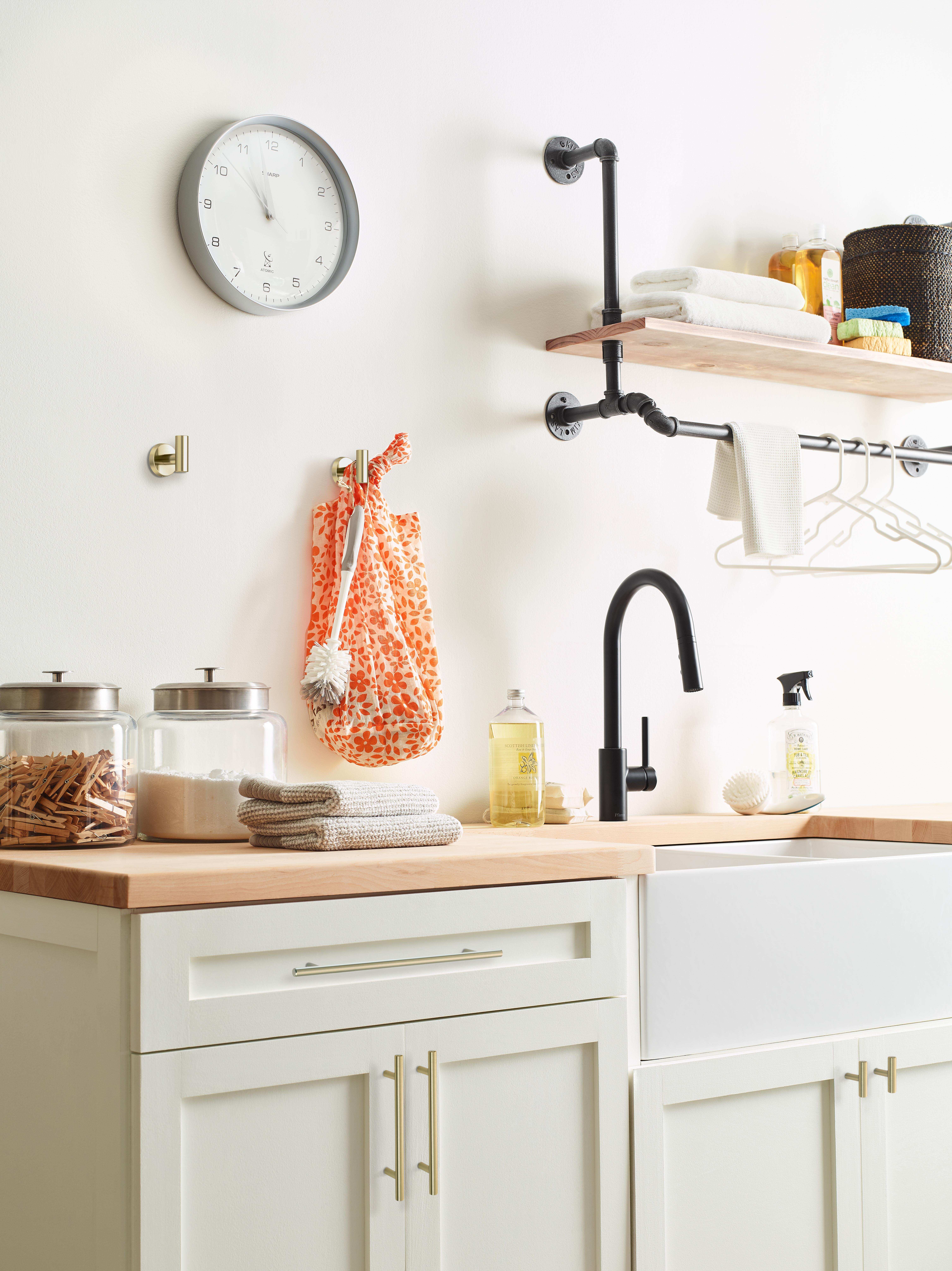 Amerock Lifestyle Golden-Champagne_Knob_Amerock_Cabinet-Hardware_Bar-Pulls_BP19009BBZ_Laundry-Room_22