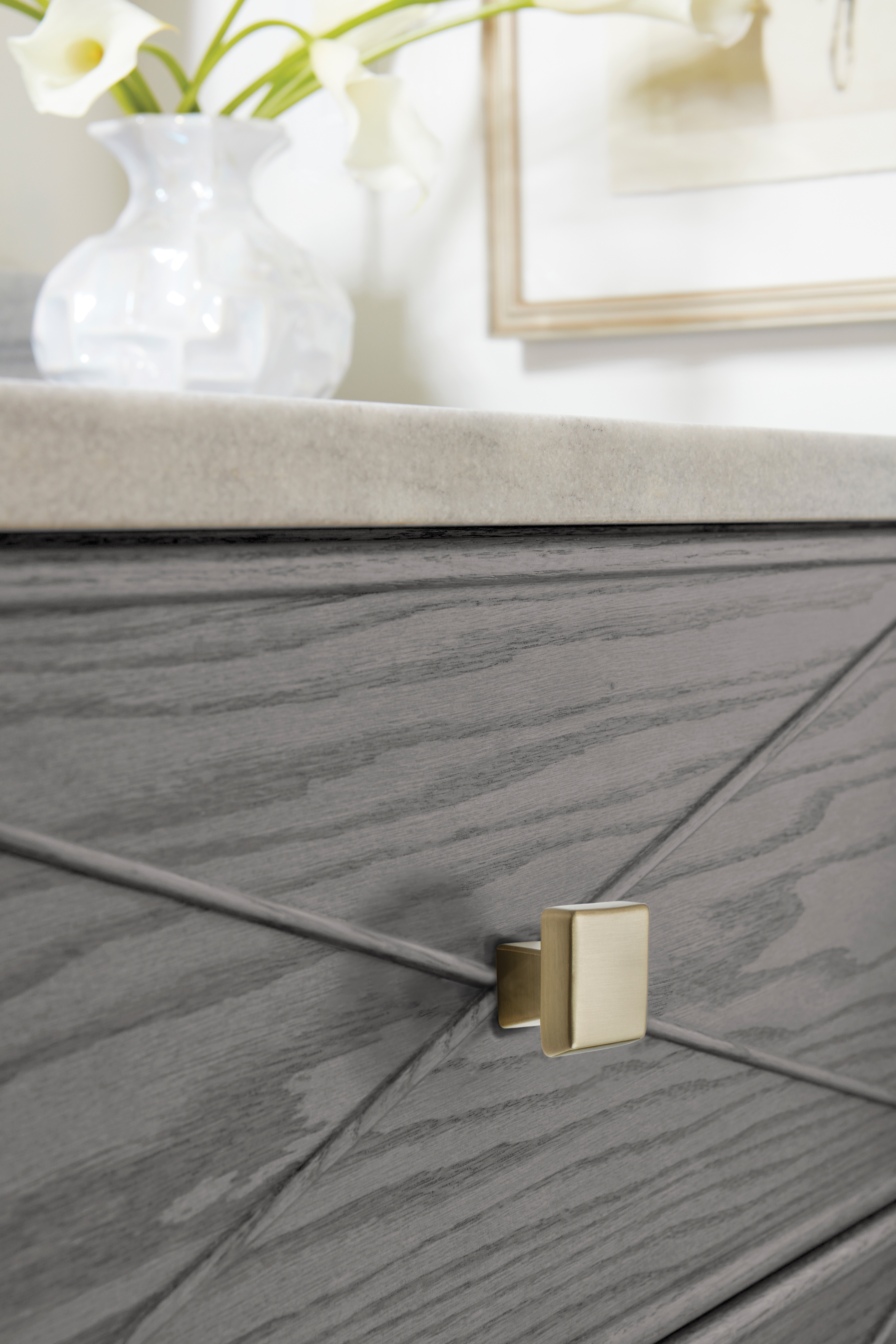 Amerock Lifestyle Golden-Champagne_Knob_Amerock_Cabinet-Hardware_Blackrock_BP55273BBZ_Lifestyle_Bathroom_19