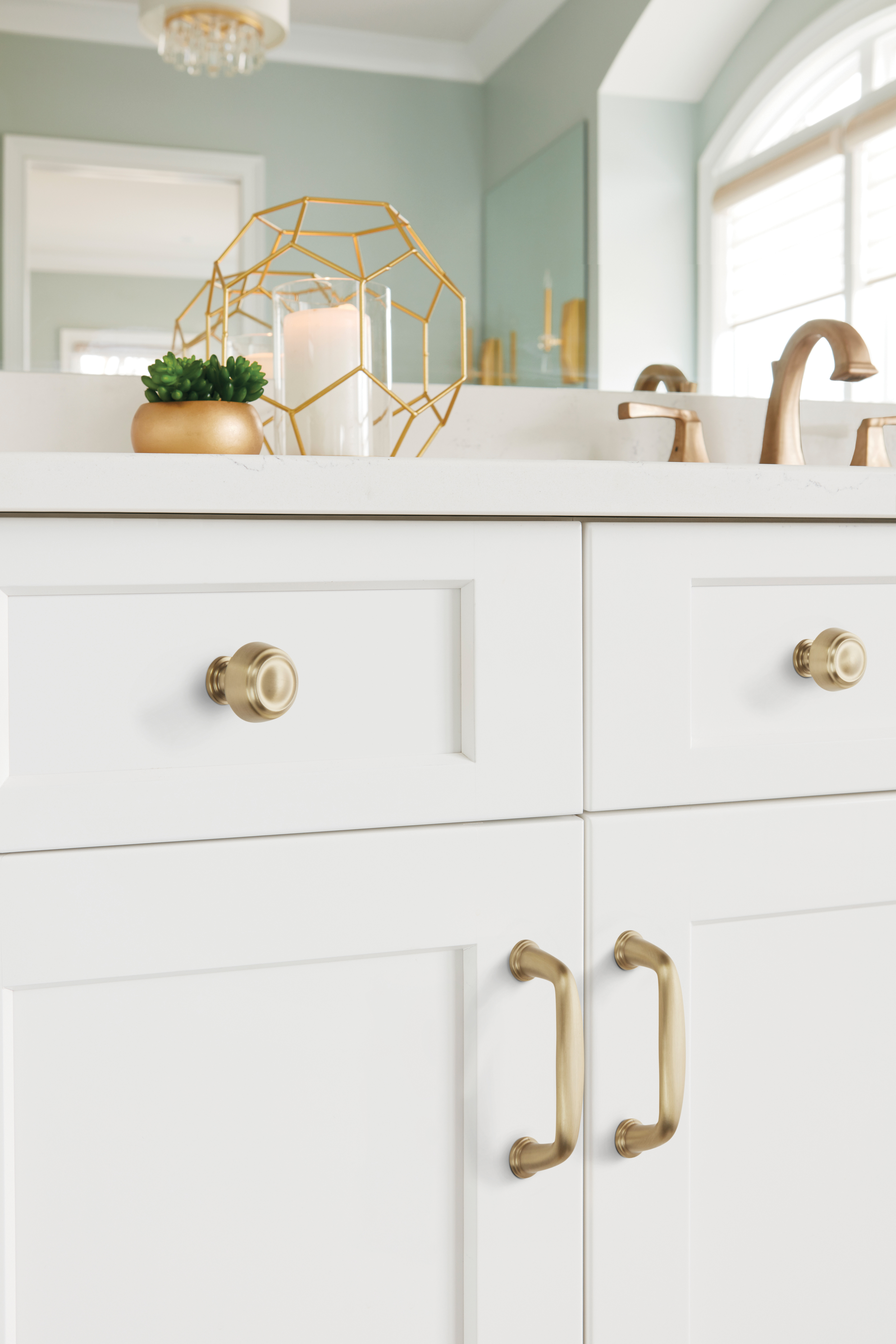 Amerock Lifestyle Golden-Champagne_Knob_Amerock_Cabinet-Hardware_Kane_BP53700BBZ_Lifestyle_Bathroom_19-1