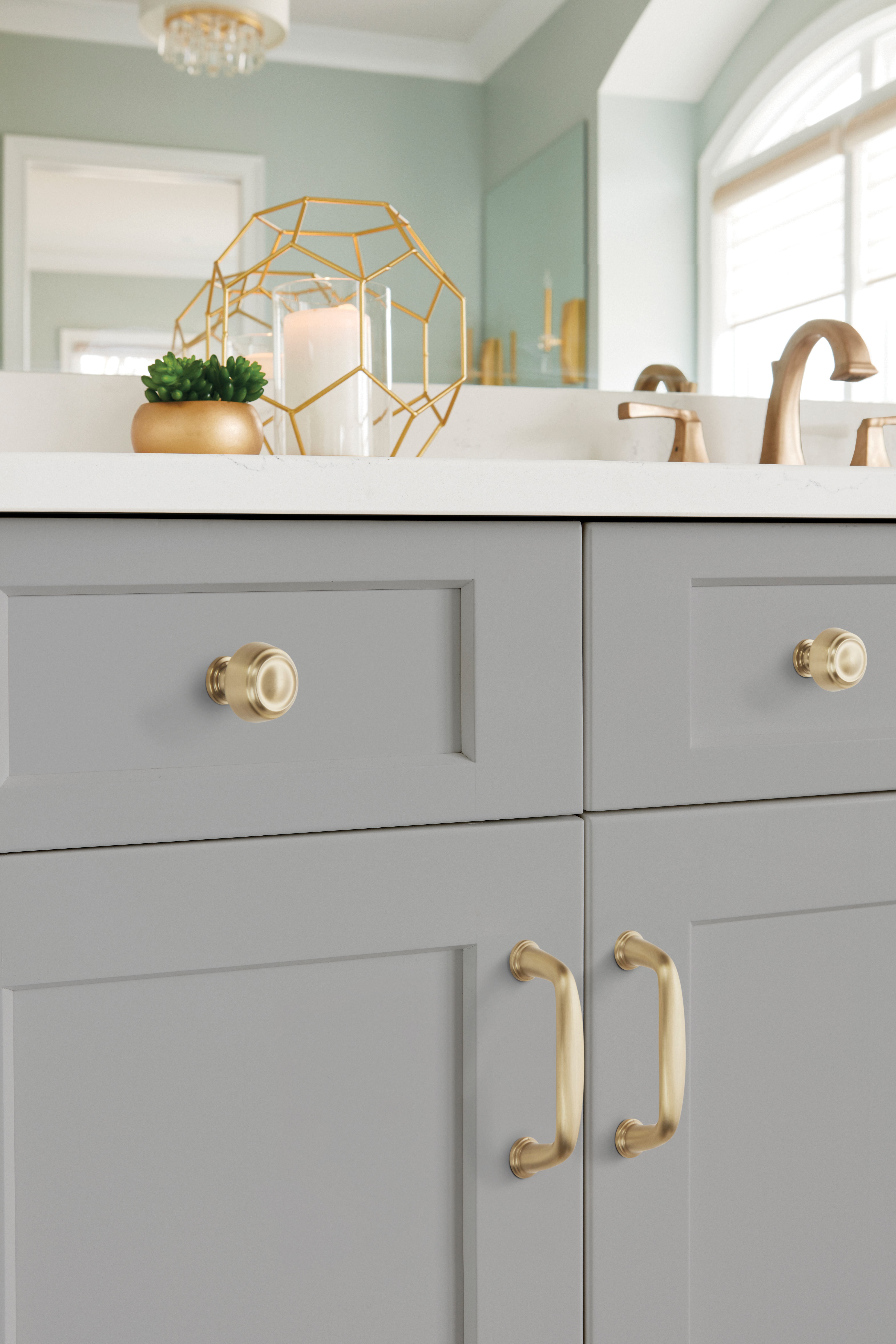 Amerock Lifestyle Golden-Champagne_Knob_Amerock_Cabinet-Hardware_Kane_BP53700BBZ_Lifestyle_Bathroom_19-2
