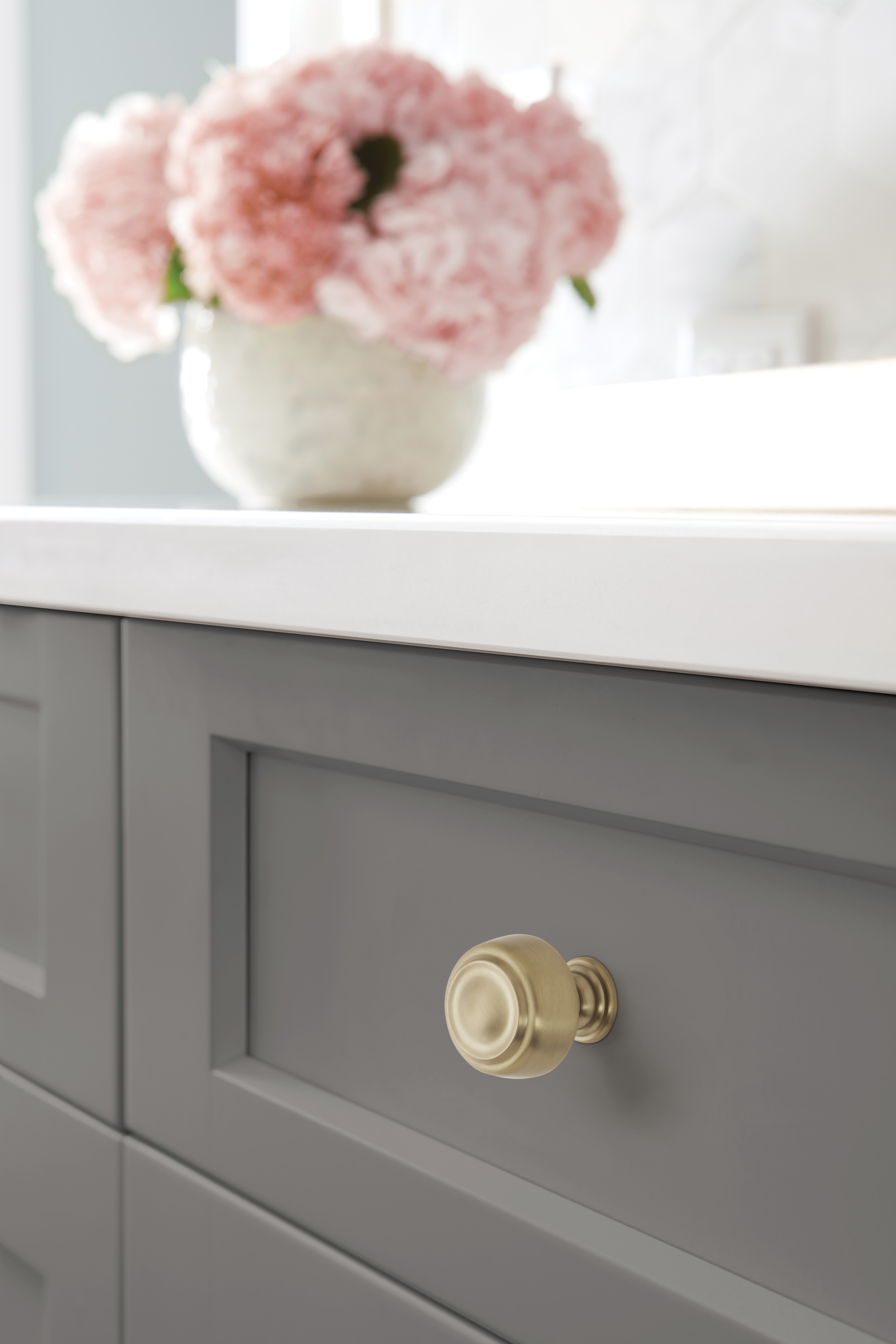 Amerock Lifestyle Golden-Champagne_Knob_Amerock_Cabinet-Hardware_Kane_BP538072BBZ_Lifestyle_Kitchen_19-2