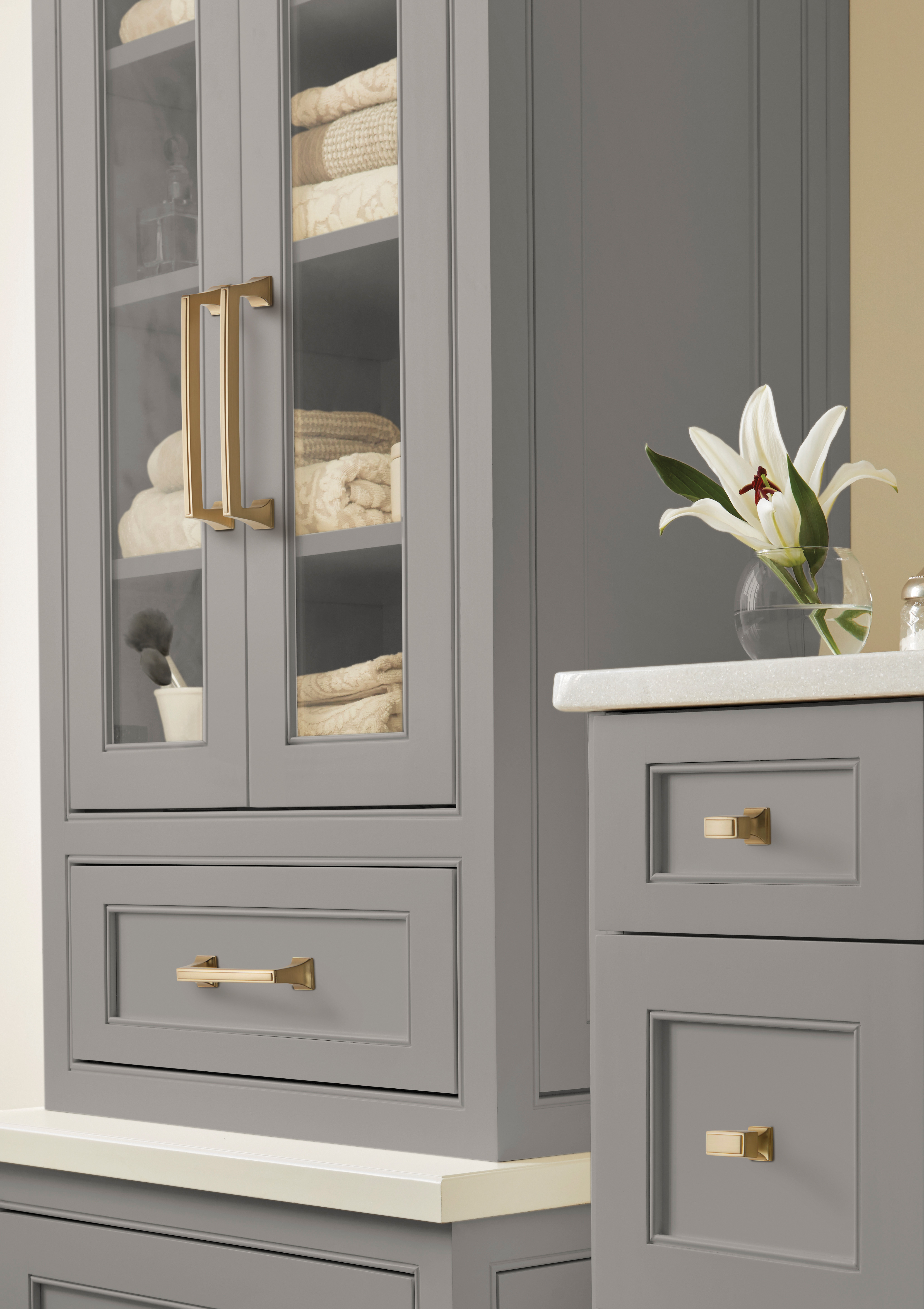 Amerock Lifestyle Golden-Champagne_Knob_Amerock_Cabinet-Hardware_Mulholland_BP535342BBZ_Lifestyle_Bathroom_19-2