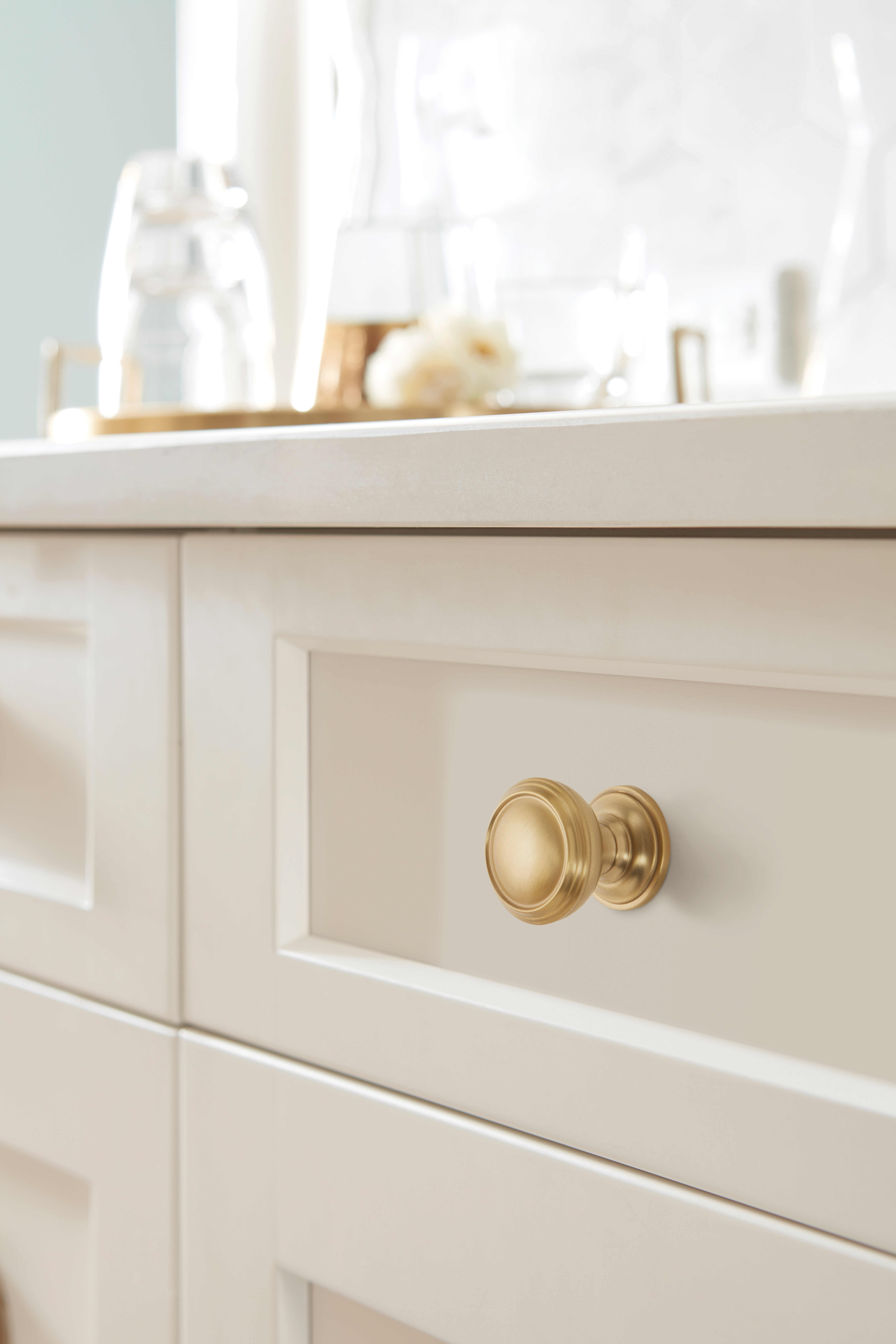 Amerock Lifestyle Golden-Champagne_Knob_Amerock_Cabinet-Hardware_Revitalize_BP55342BBZ_Lifestyle_Kitchen_19-1