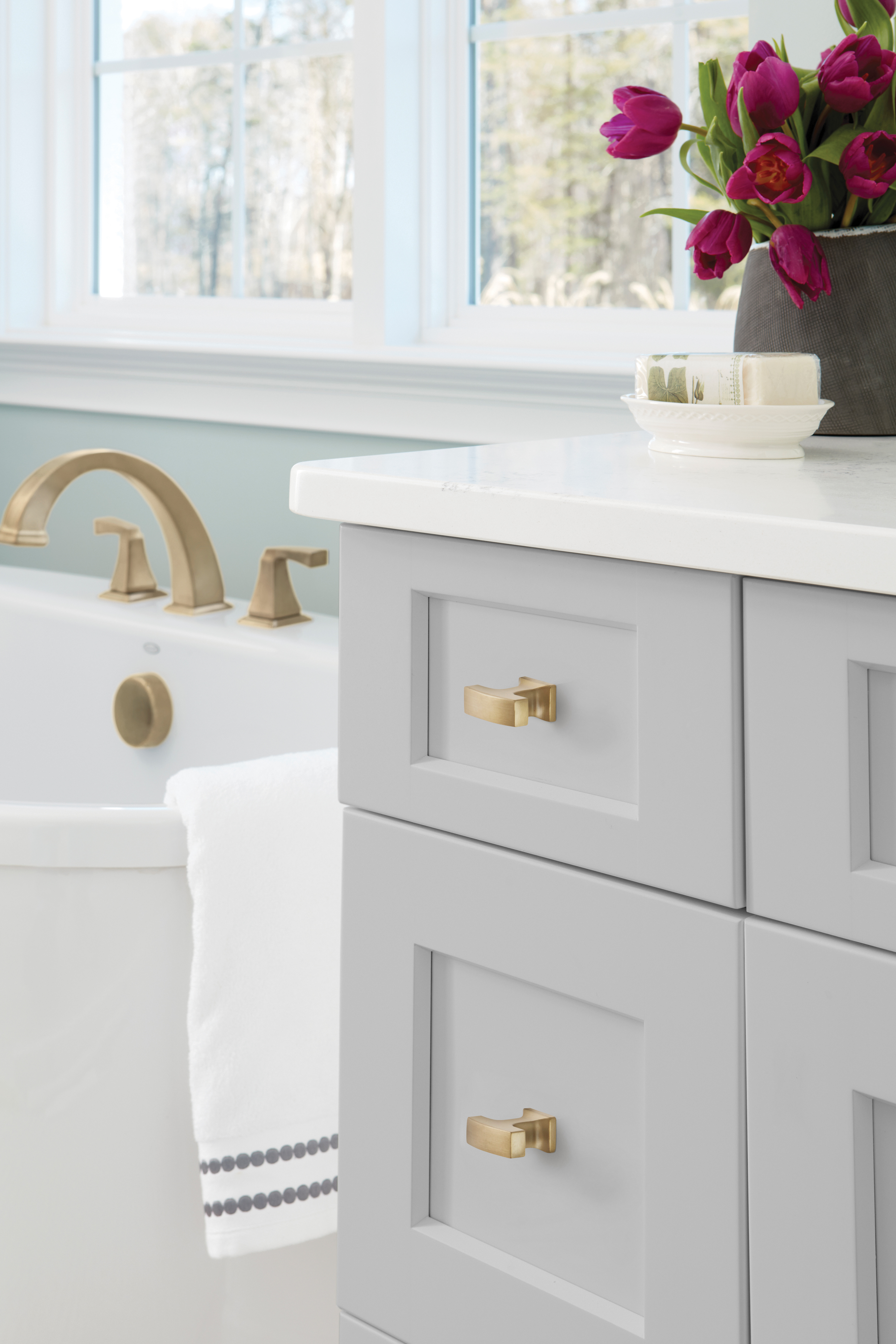 Amerock Lifestyle Golden-Champagne_Knob_Amerock_Cabinet-Hardware_Westerly_BP53717BBZ_Lifestyle_Bathroom_19-2