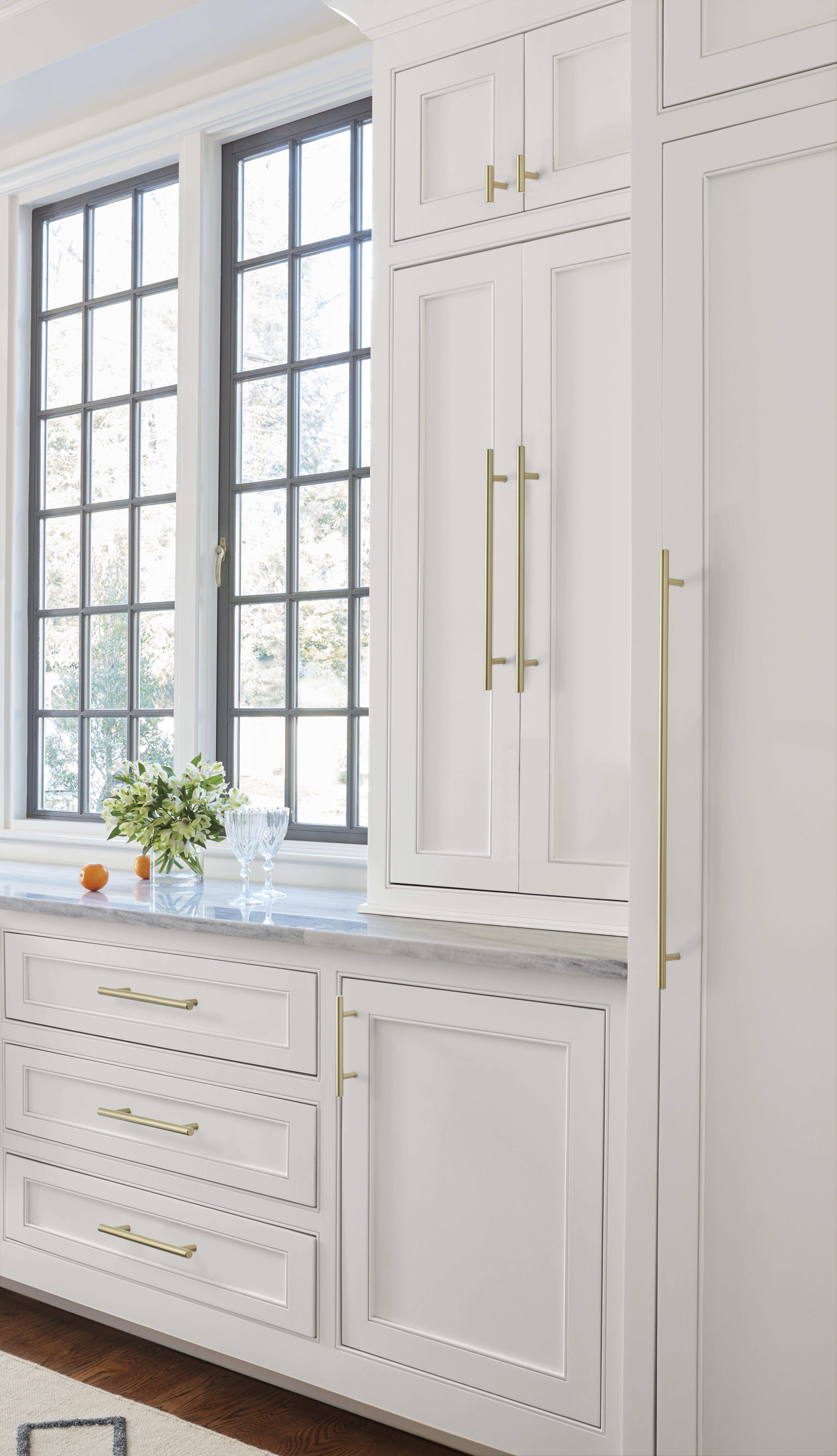 Amerock Lifestyle Golden-Champagne_Knobs-and-Pulls_Amerock_Cabinet-Hardware_Bar-Pulls_BP19009BBZ_BP40516BBZ_BP40517BBZ_BP40519BBZ_BP19016BBZ_Lifestyle_Kitchen_19