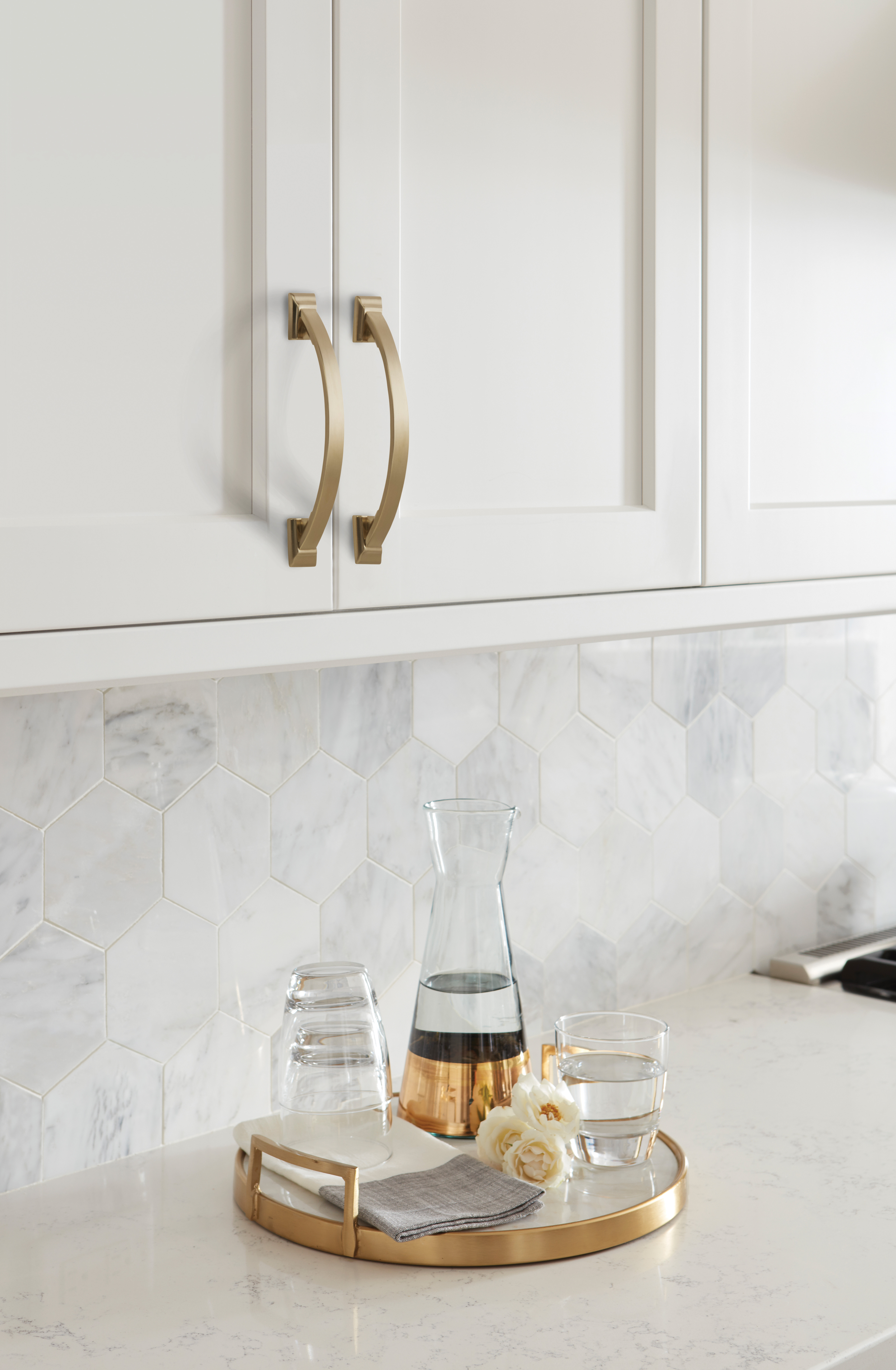Amerock Lifestyle Golden-Champagne_Pull_Amerock_Cabinet-Hardware_Candler_BP29355BBZ_Lifestyle_Kitchen_19-1