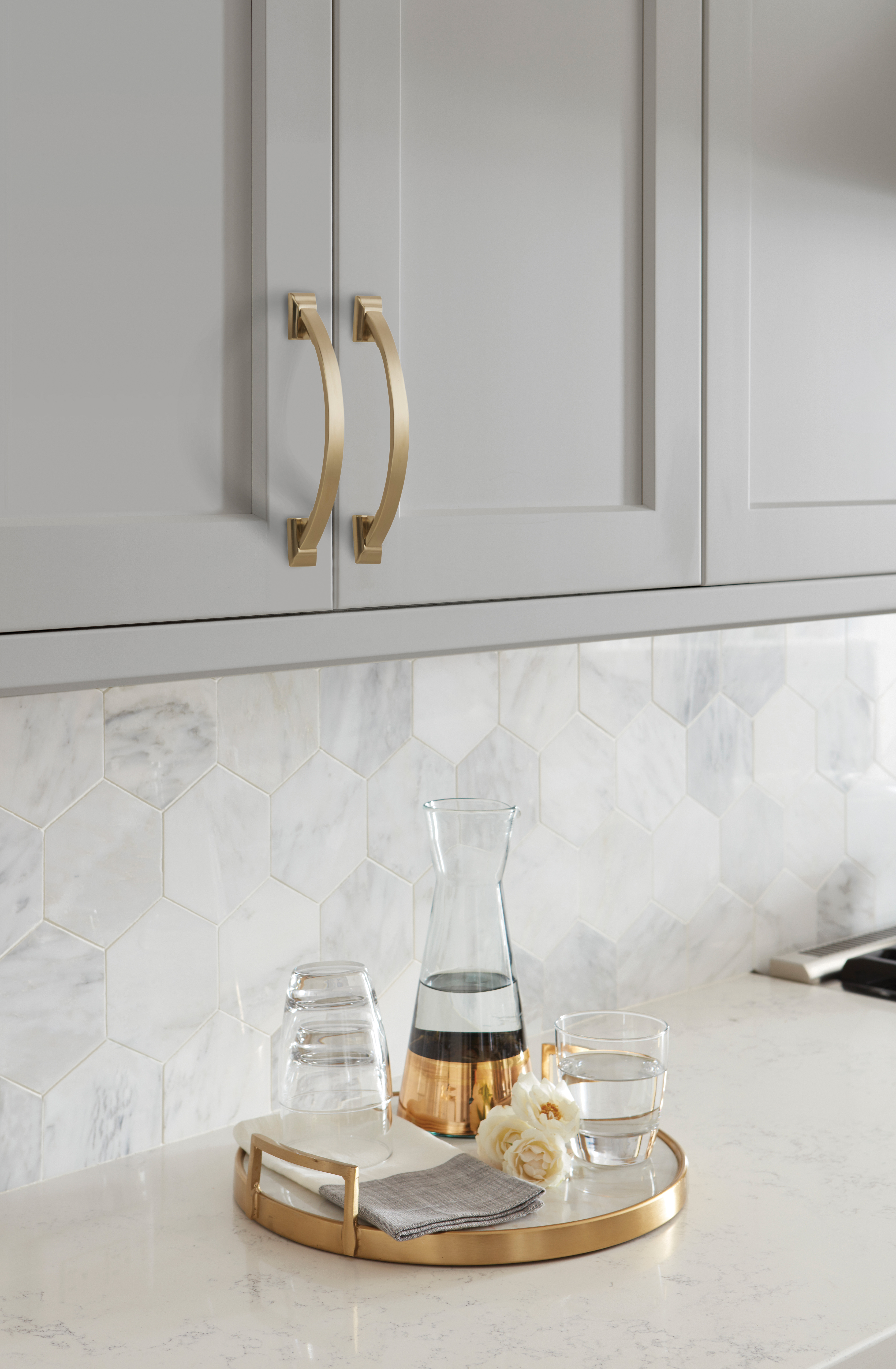 Amerock Lifestyle Golden-Champagne_Pull_Amerock_Cabinet-Hardware_Candler_BP29355BBZ_Lifestyle_Kitchen_19-2