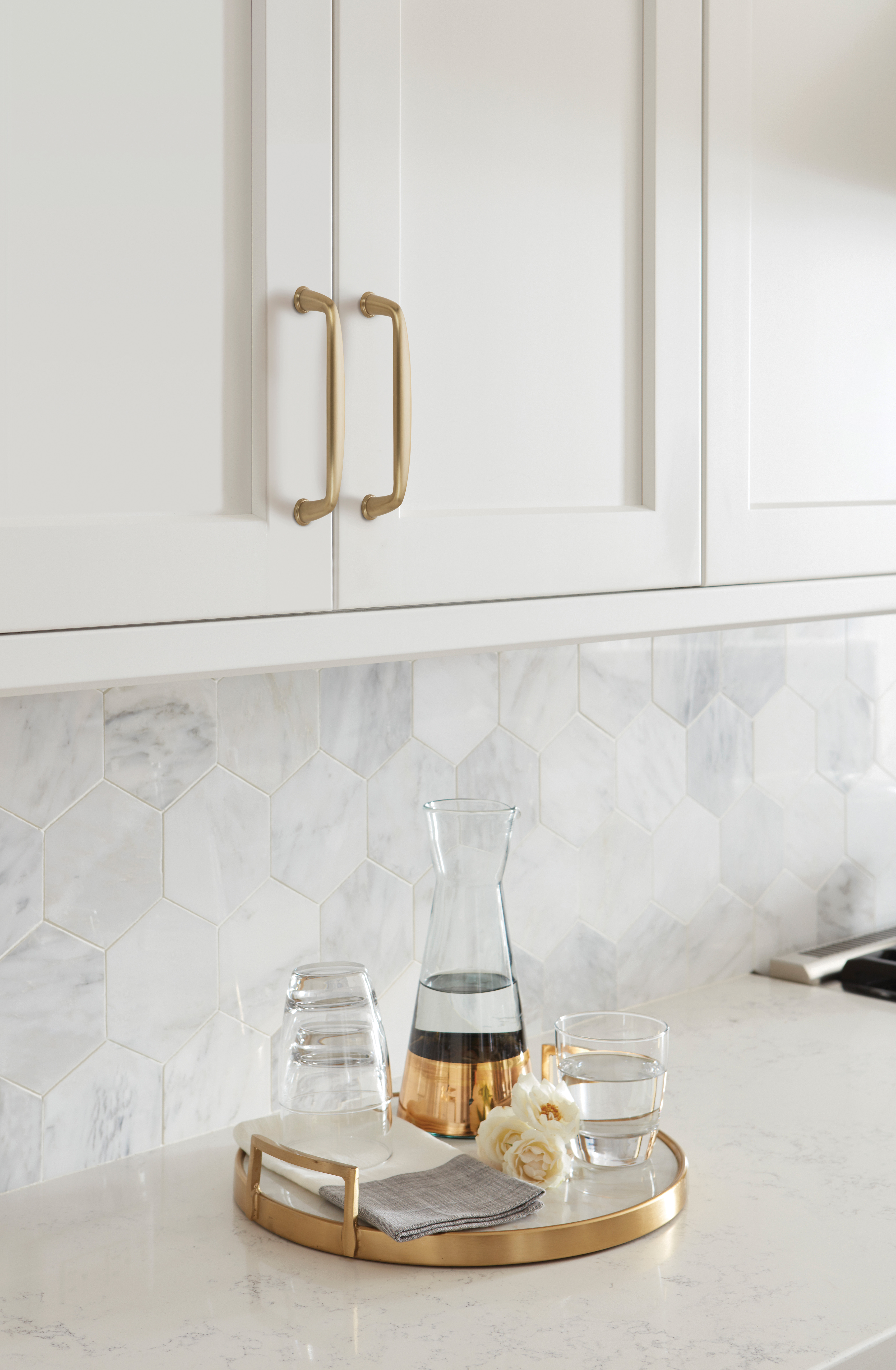 Amerock Lifestyle Golden-Champagne_Pull_Amerock_Cabinet-Hardware_Kane_BP53802BBZ_Lifestyle_Kitchen_19-1