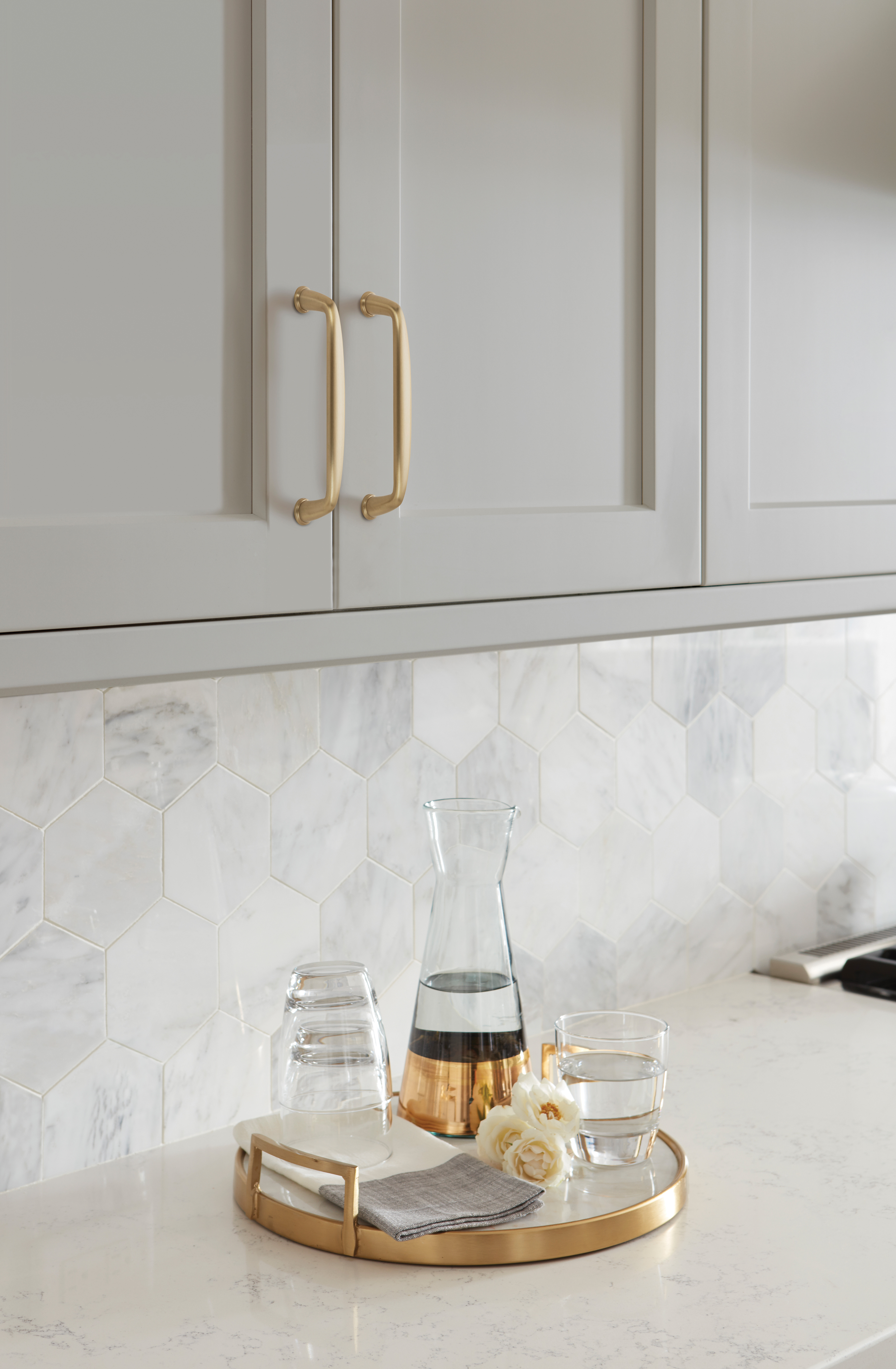 Amerock Lifestyle Golden-Champagne_Pull_Amerock_Cabinet-Hardware_Kane_BP53802BBZ_Lifestyle_Kitchen_19-2