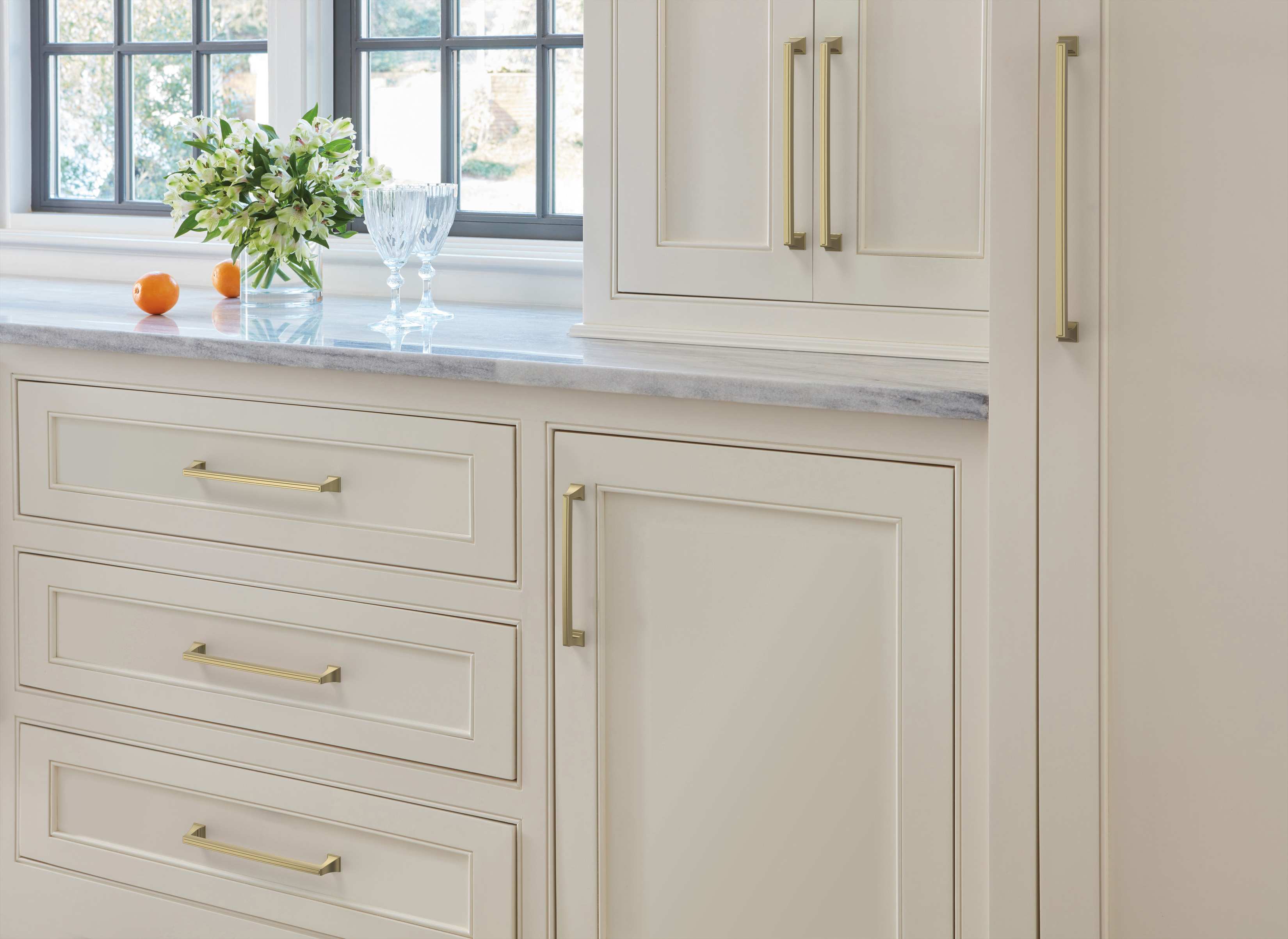 Amerock Lifestyle Golden-Champagne_Pull_Amerock_Cabinet-Hardware_Mulholland_BP53536BBZ_Kitchen_23