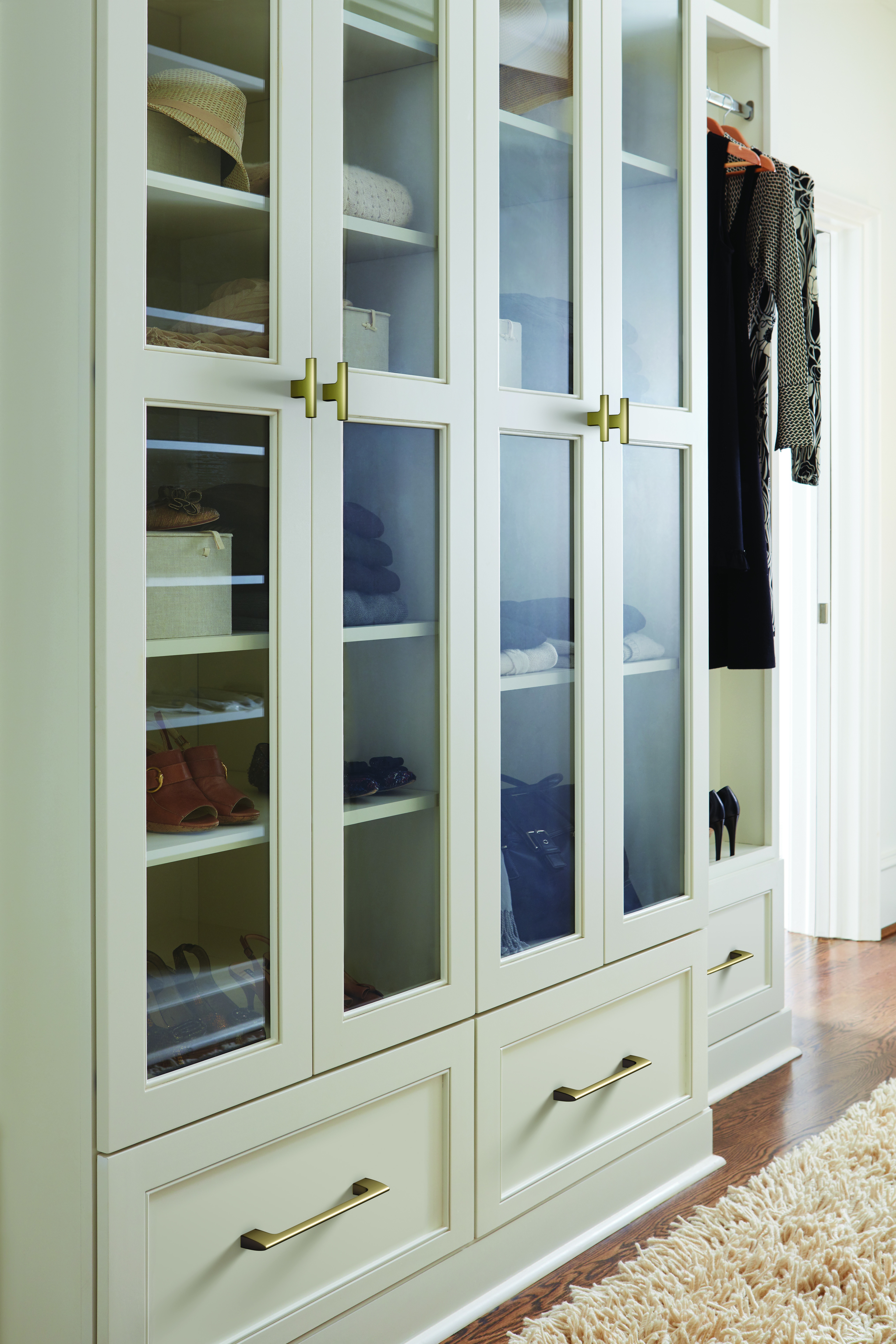 Amerock Lifestyle Golden-Champagne_Pull_Amerock_Cabinet-Hardware_Riva_BP55368BBZ_Lifestyle_19-1