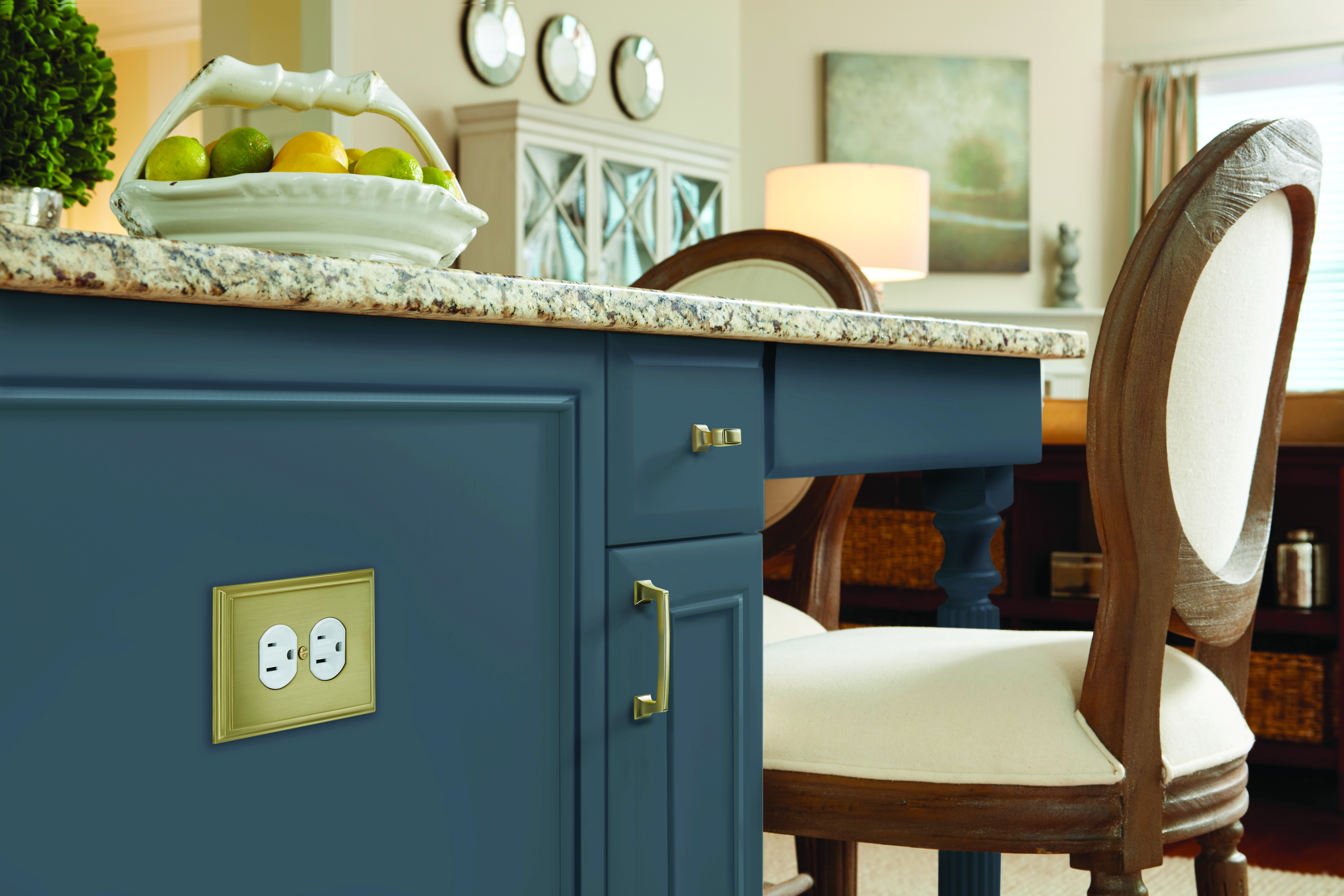 Amerock Lifestyle Golden-Champagne_Receptacle-and-Knobs-and-Pulls_Amerock_Wall-Plates-and-Cabinet-Hardware_Mulholland_BP36522BBZ-BP53029BBZ-BP53031BBZ_Kitchen_18