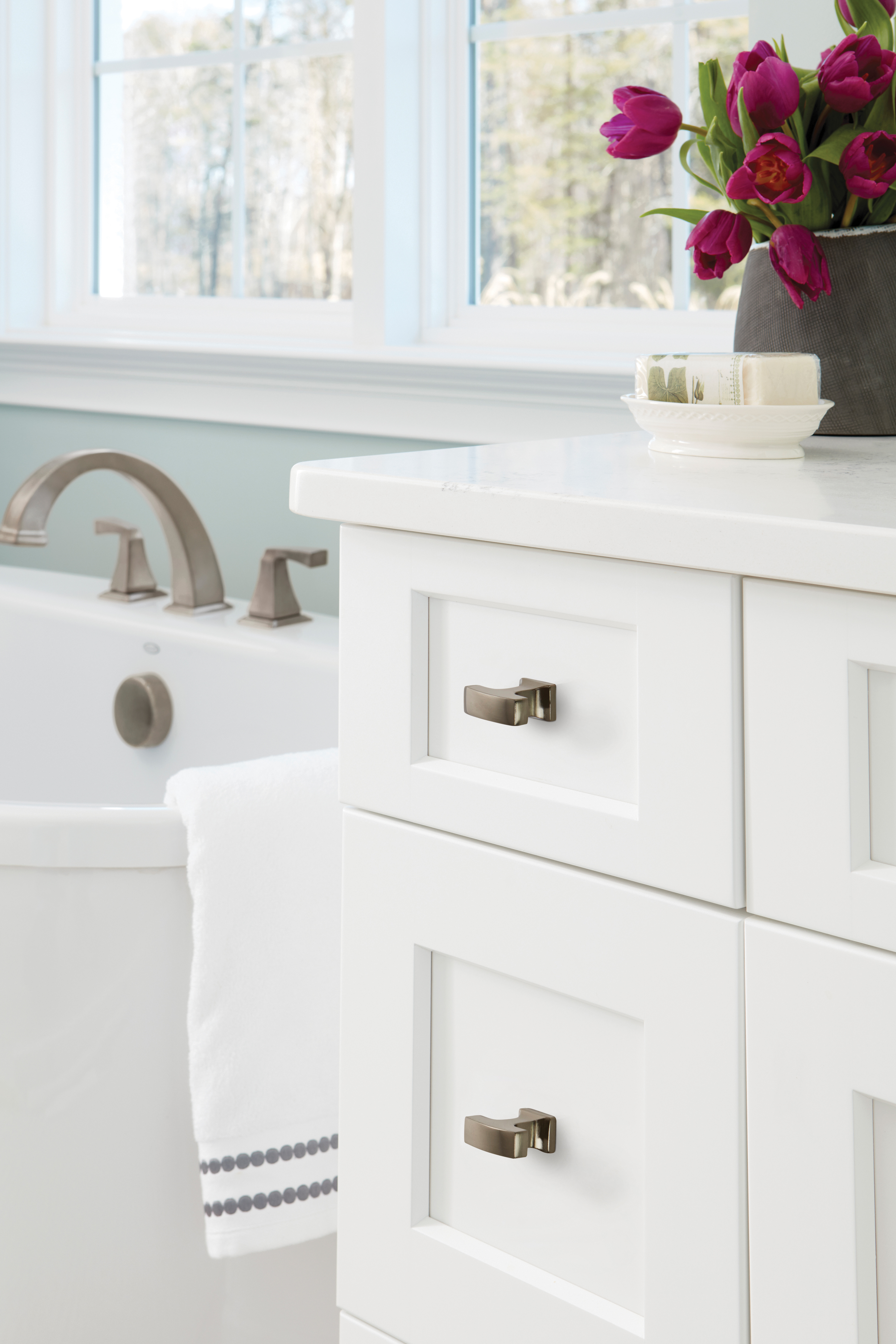 Amerock Lifestyle Graphite_Knob_Amerock_Cabinet-Hardware_Westerly_BP53717GPH_Lifestyle_Bathroom_19-1