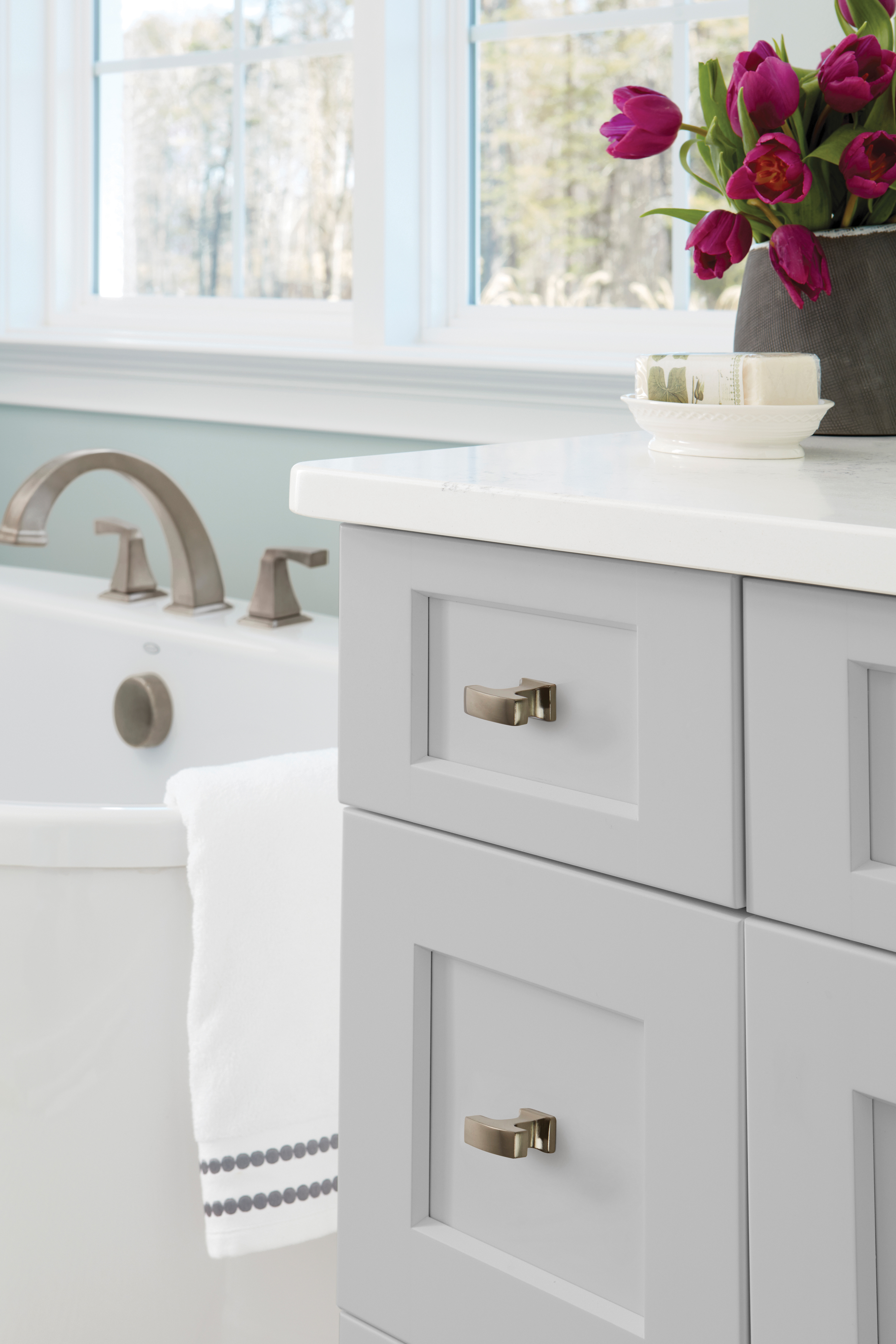 Amerock Lifestyle Graphite_Knob_Amerock_Cabinet-Hardware_Westerly_BP53717GPH_Lifestyle_Bathroom_19-2