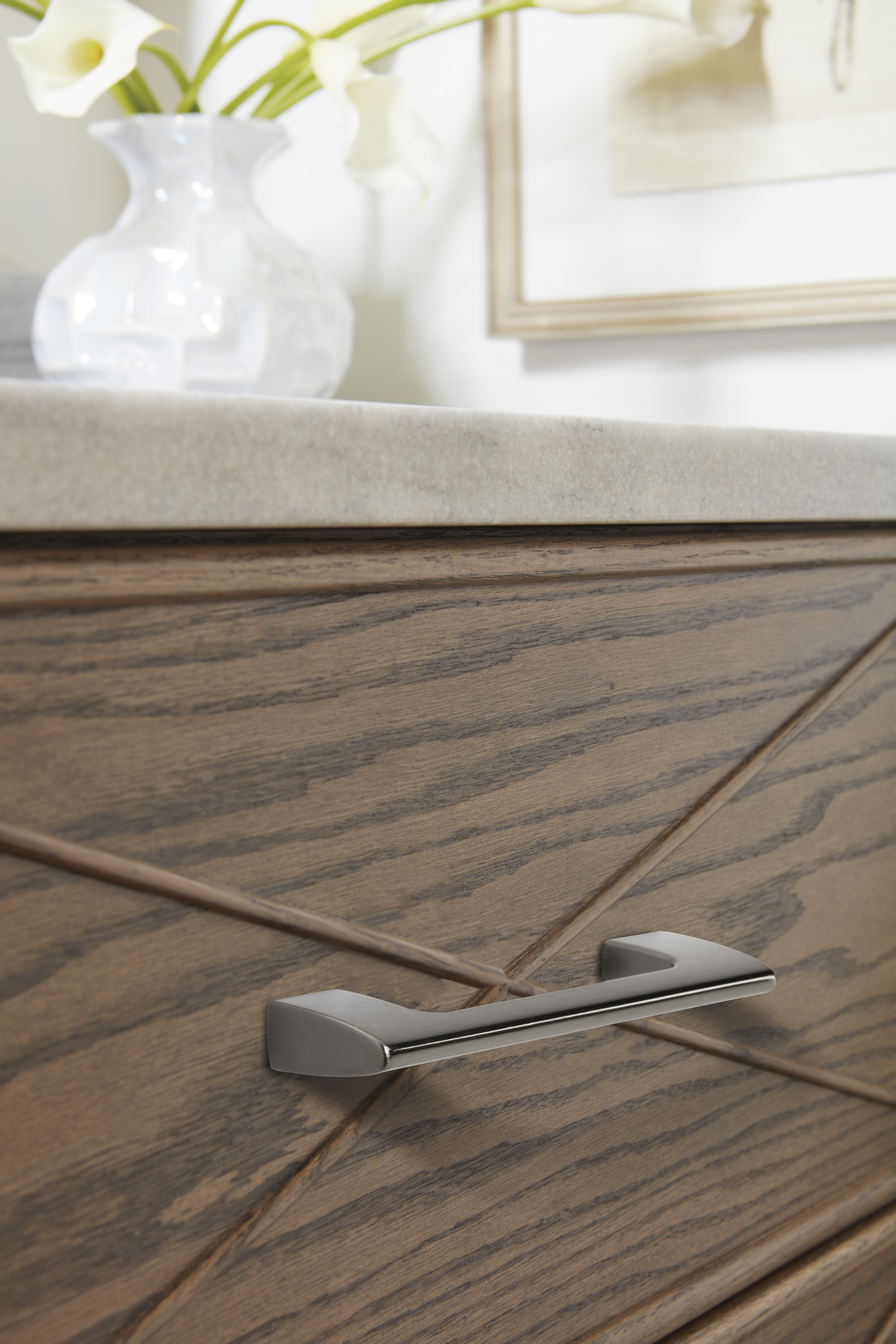 Amerock Lifestyle Graphite_Pull_Amerock_Cabinet-Hardware_Riva_BP55364GPH_Lifestyle_19-1