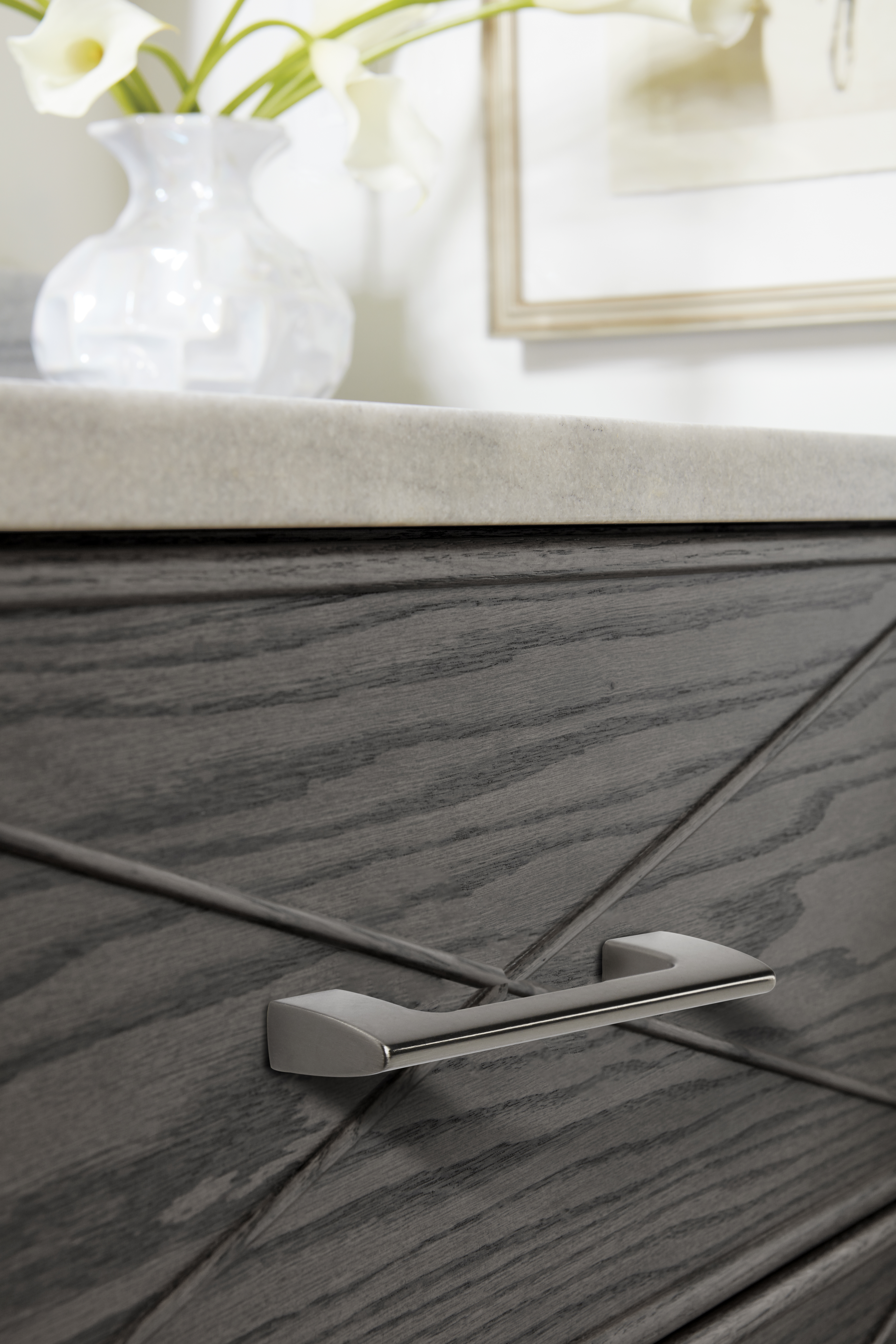 Amerock Lifestyle Graphite_Pull_Amerock_Cabinet-Hardware_Riva_BP55364GPH_Lifestyle_19-2