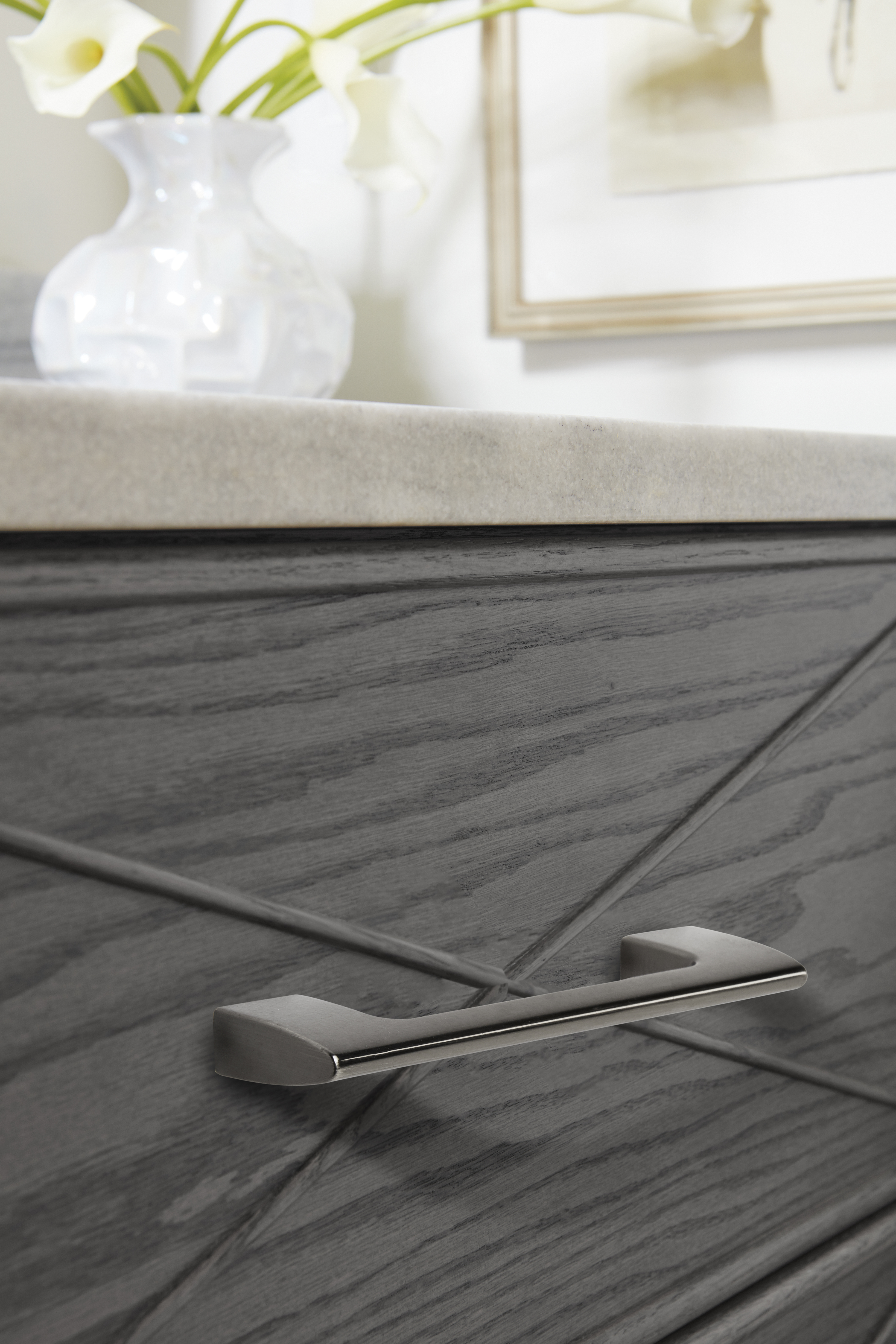 Amerock Lifestyle Graphite_Pull_Amerock_Cabinet-Hardware_Riva_BP55365GPH_Lifestyle_19-2