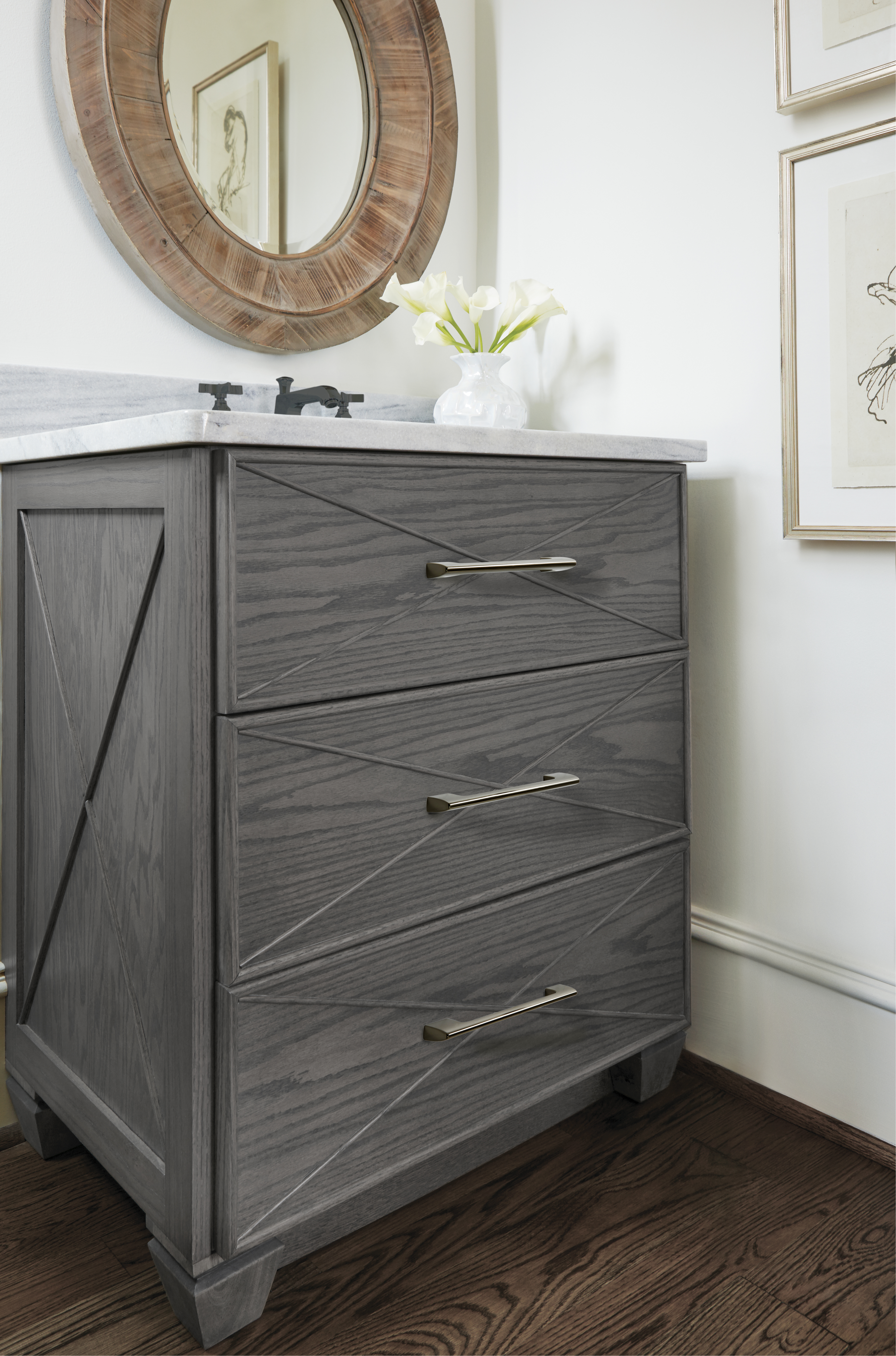 Amerock Lifestyle Graphite_Pull_Amerock_Cabinet-Hardware_Riva_BP55367GPH_Lifestyle_19-2
