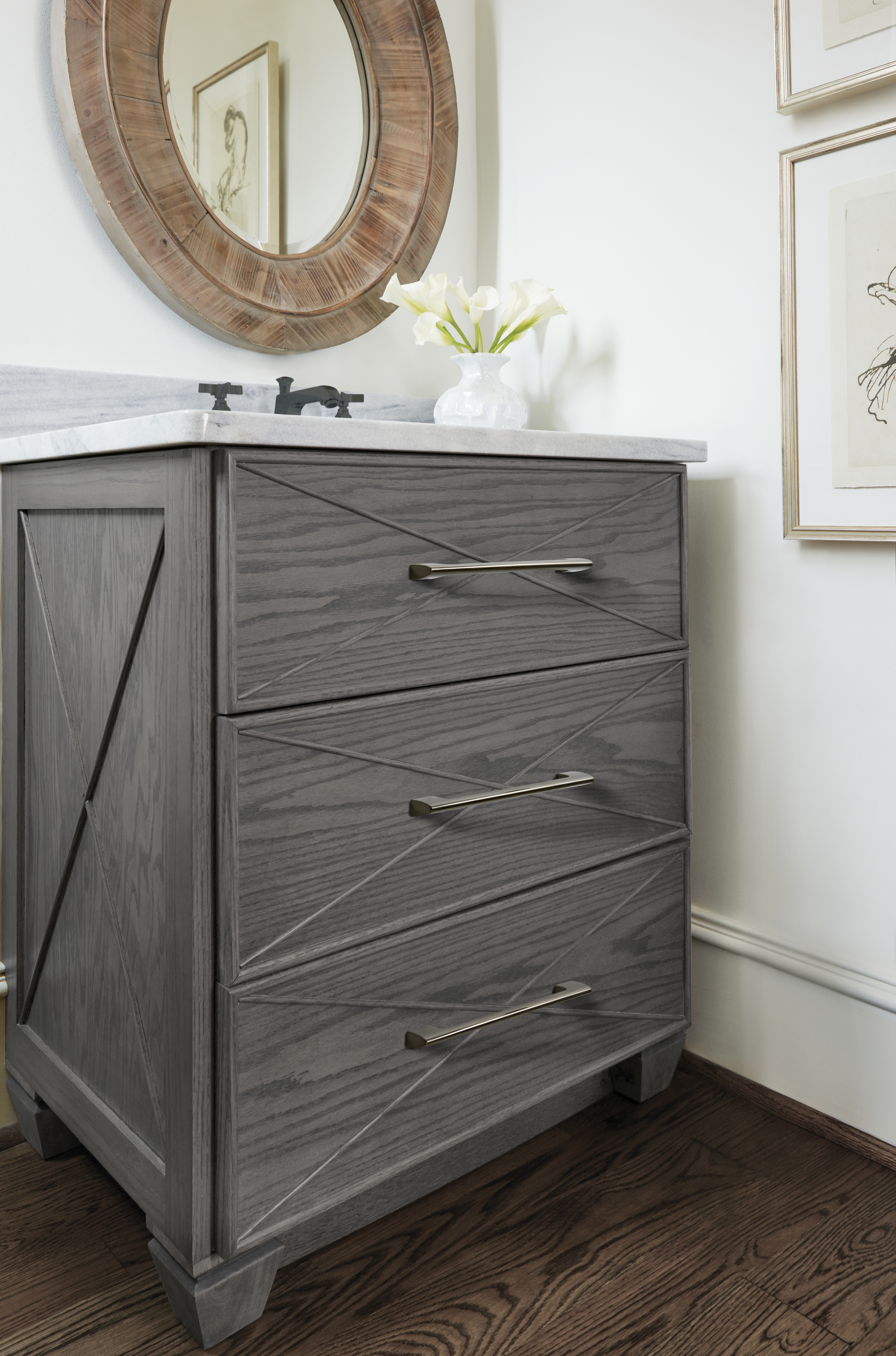 Amerock Lifestyle Graphite_Pull_Amerock_Cabinet-Hardware_Riva_BP55368GPH_Lifestyle_19-2