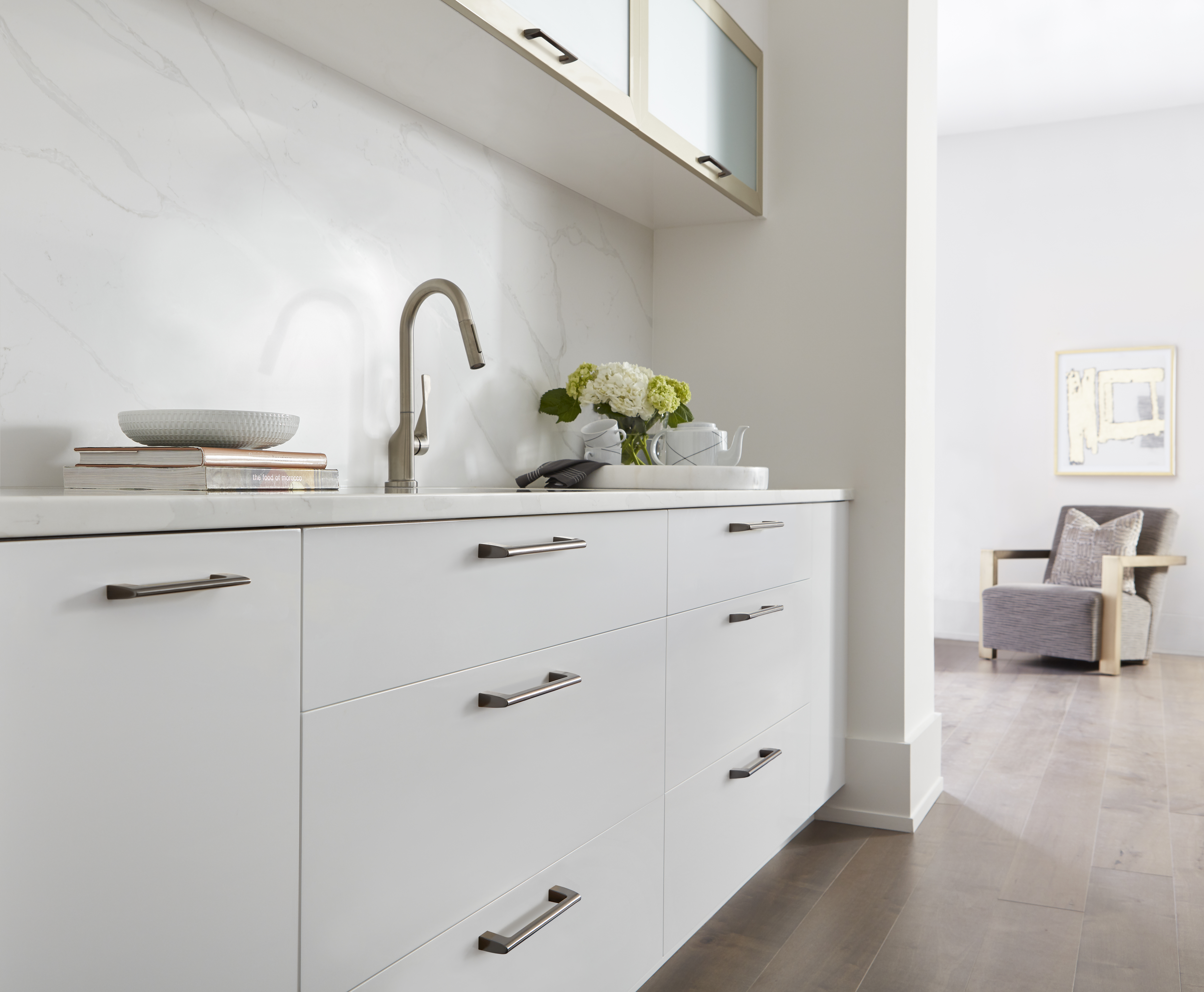 Amerock Lifestyle Graphite_Pulls_Allison-by-Amerock_Cabinet-Hardware_Riva_BP55367GPH_Kitchen_20