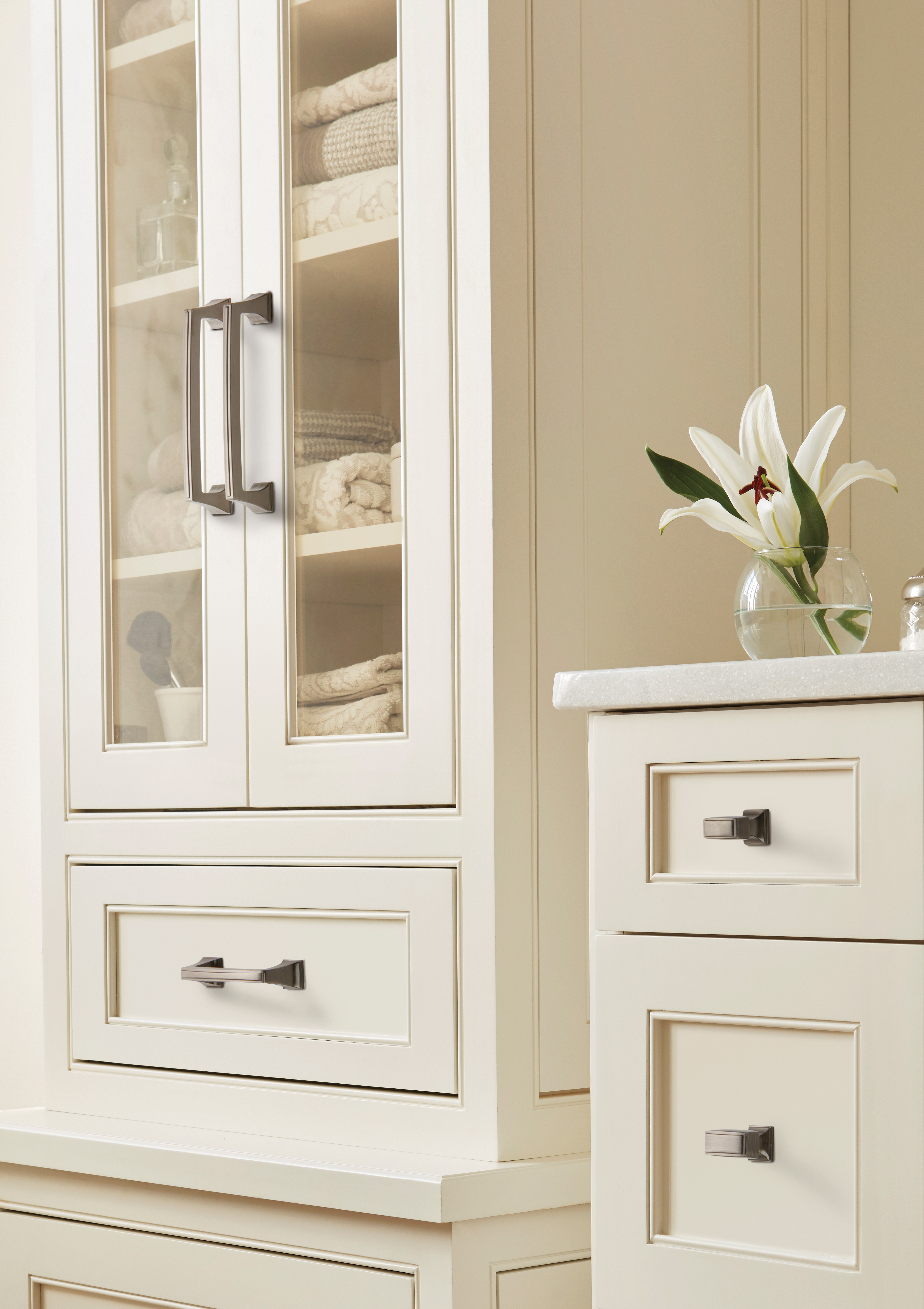 Amerock Lifestyle Gunmetal_Pull_Amerock_Cabinet-Hardware_Mulholland_BP53529GM_Lifestyle_Bathroom_19-1