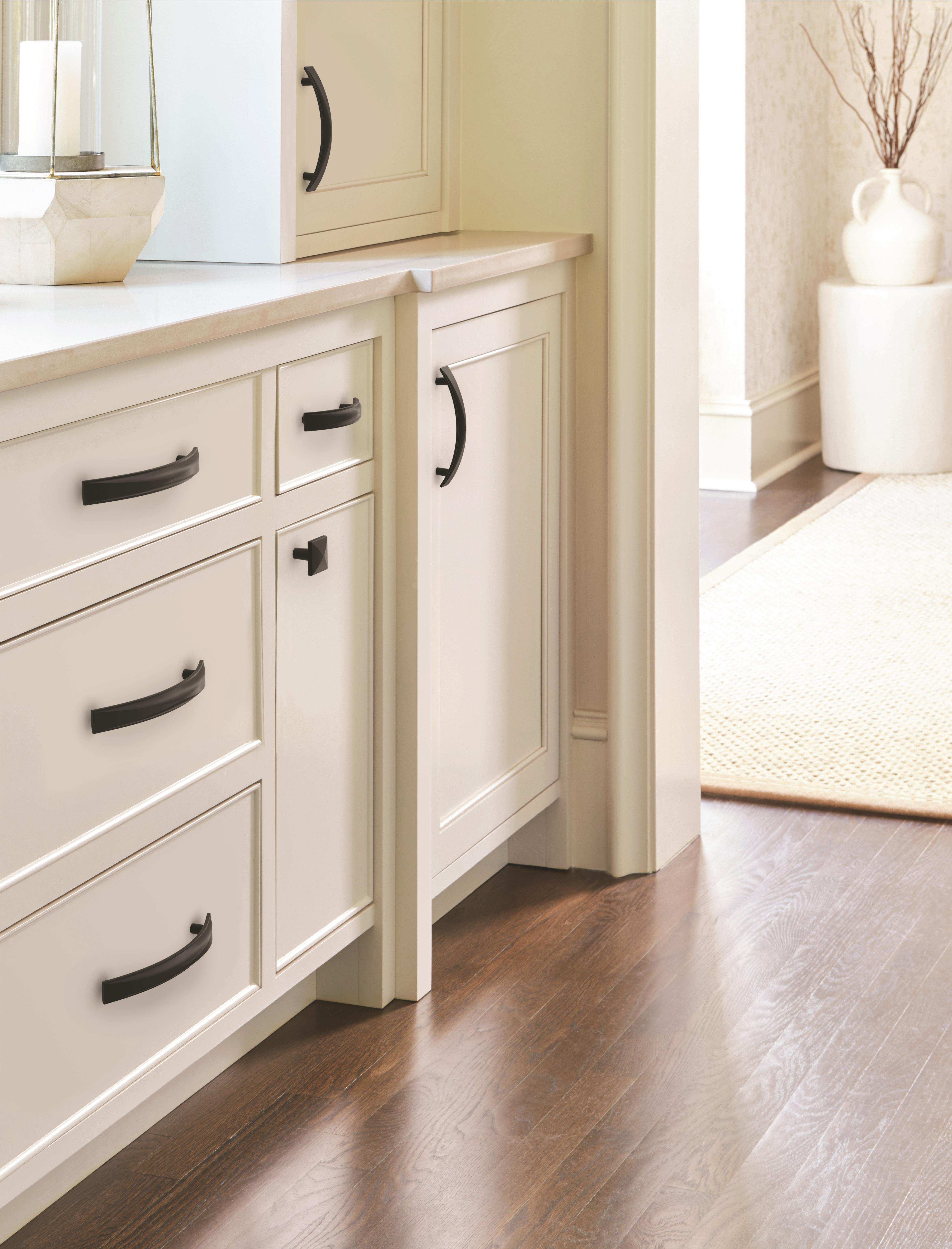 Amerock Lifestyle Matte-Black_Edge-Pulls_Amerock_Cabinet-Hardware_Extensity_BP29370FB_BP29379FB_BP29385FB_BP29393FB_Lifestyle_19_2.jpg