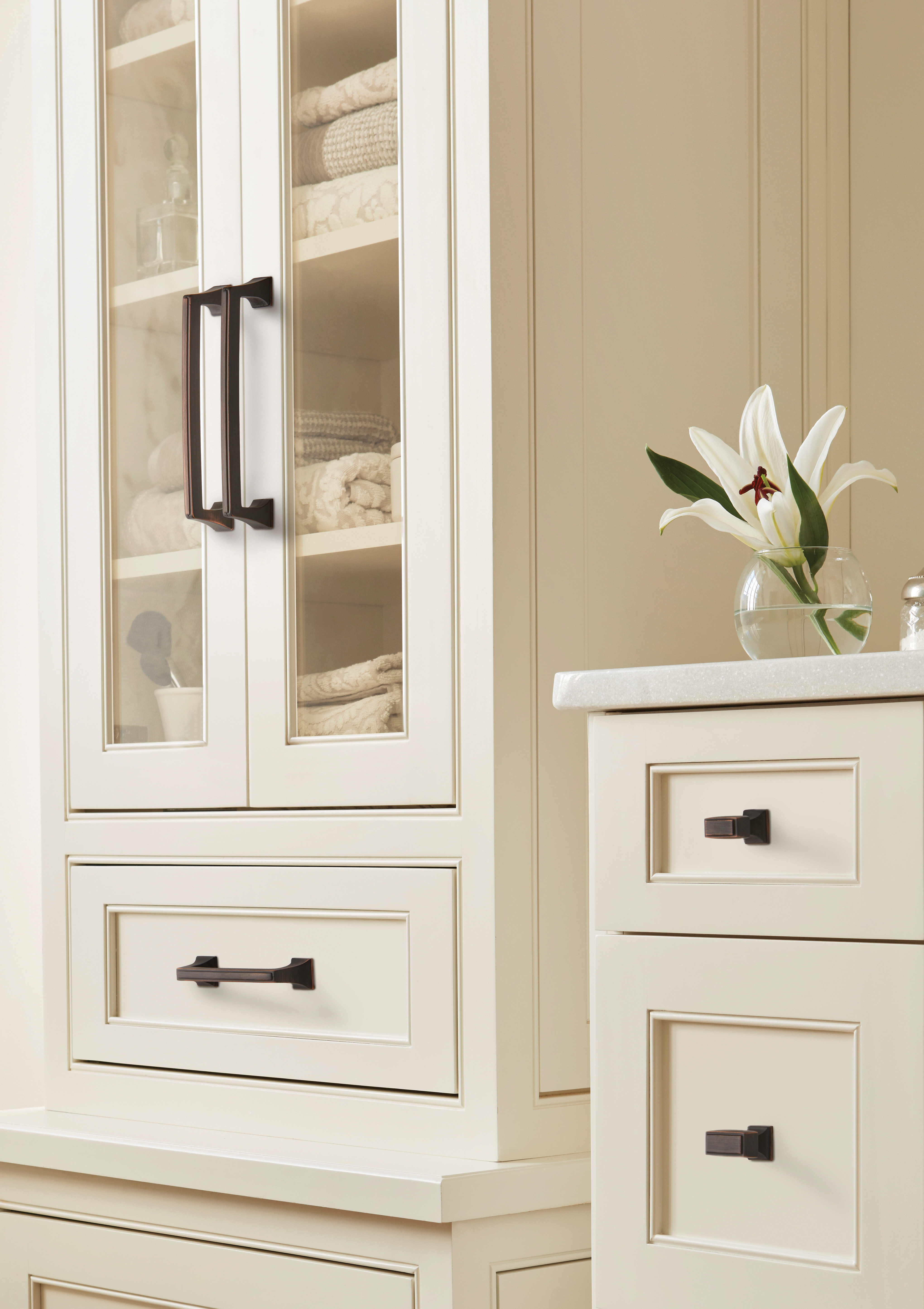 Amerock Lifestyle Oil-Rubbed-Bronze_Knob_Amerock_Cabinet-Hardware_Mulholland_BP535342ORB_Lifestyle_Bathroom_19-1