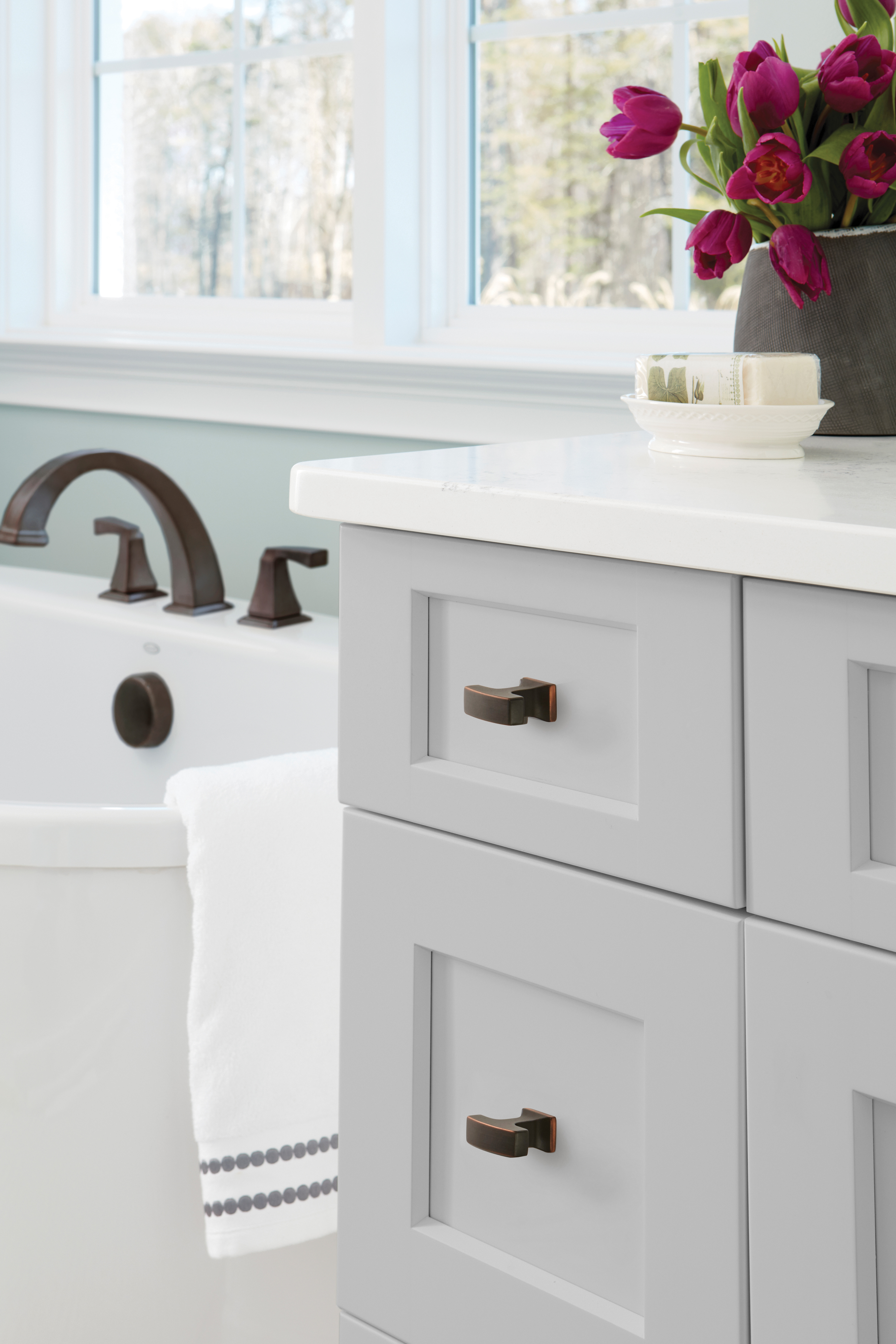 Amerock Lifestyle Oil-Rubbed-Bronze_Knob_Amerock_Cabinet-Hardware_Westerly_BP53717ORB_Lifestyle_Bathroom_19-2