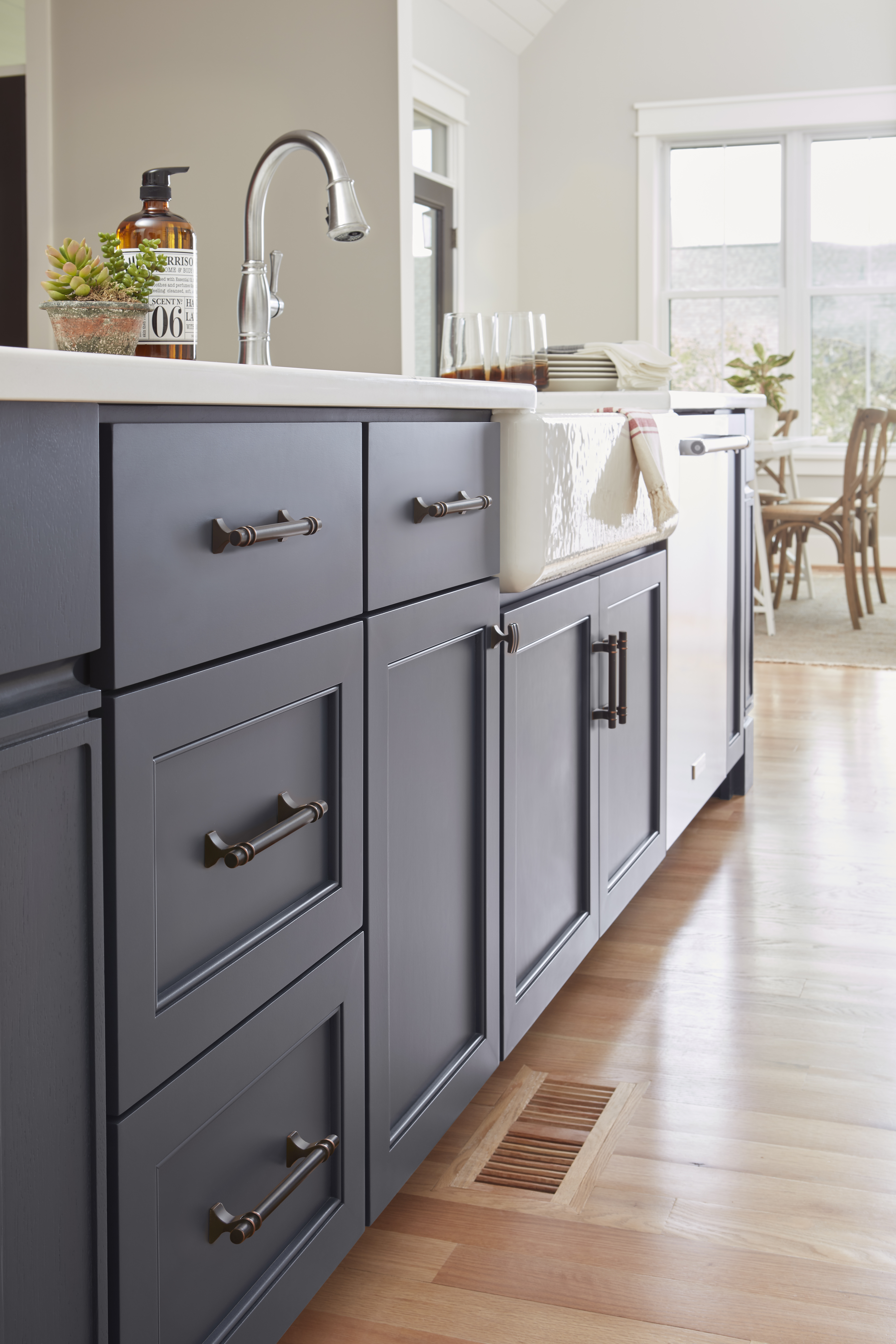 Amerock Lifestyle Oil-Rubbed-Bronze_Knobs_Amerock_Cabinet-Hardware_Davenport_BP36601ORB_Kitchen_20_10