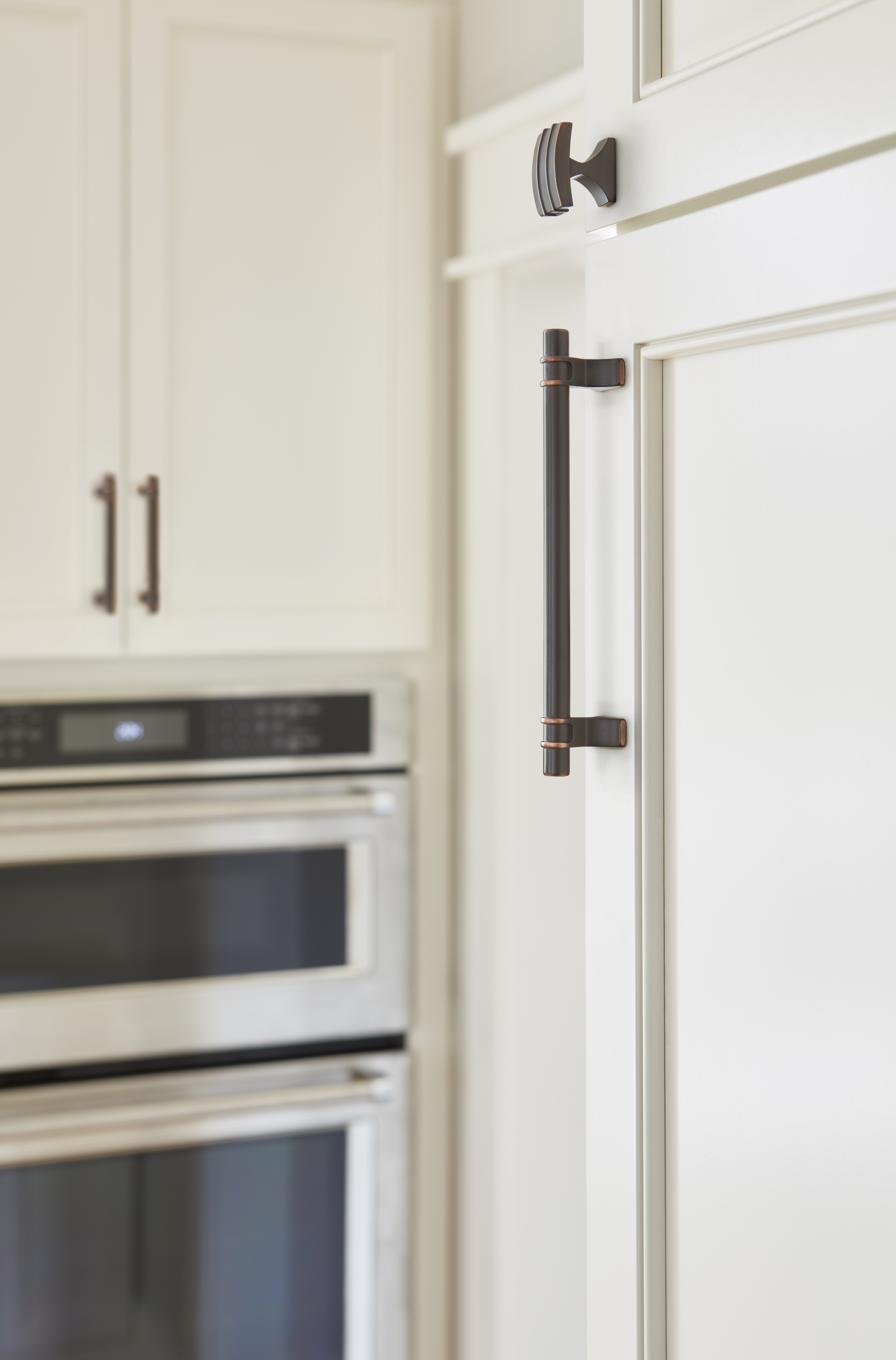 Amerock Lifestyle Oil-Rubbed-Bronze_Knobs_Amerock_Cabinet-Hardware_Davenport_BP36602ORB_Kitchen_20