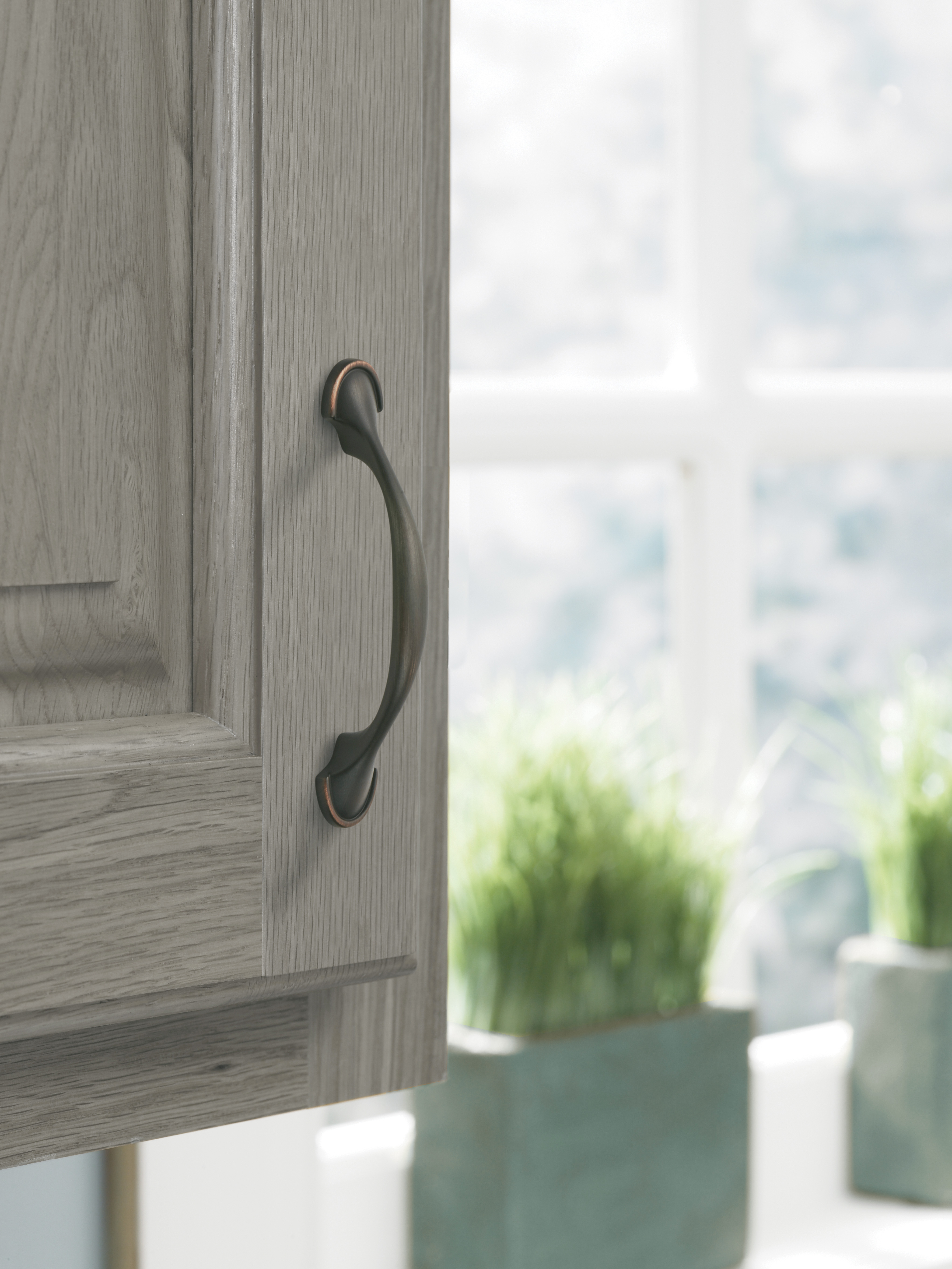 Amerock Lifestyle Oil-Rubbed-Bronze_Pull_Amerock_Cabinet-Hardware_Allison_BP173ORB_Lifestyle_Kitchen_19-2